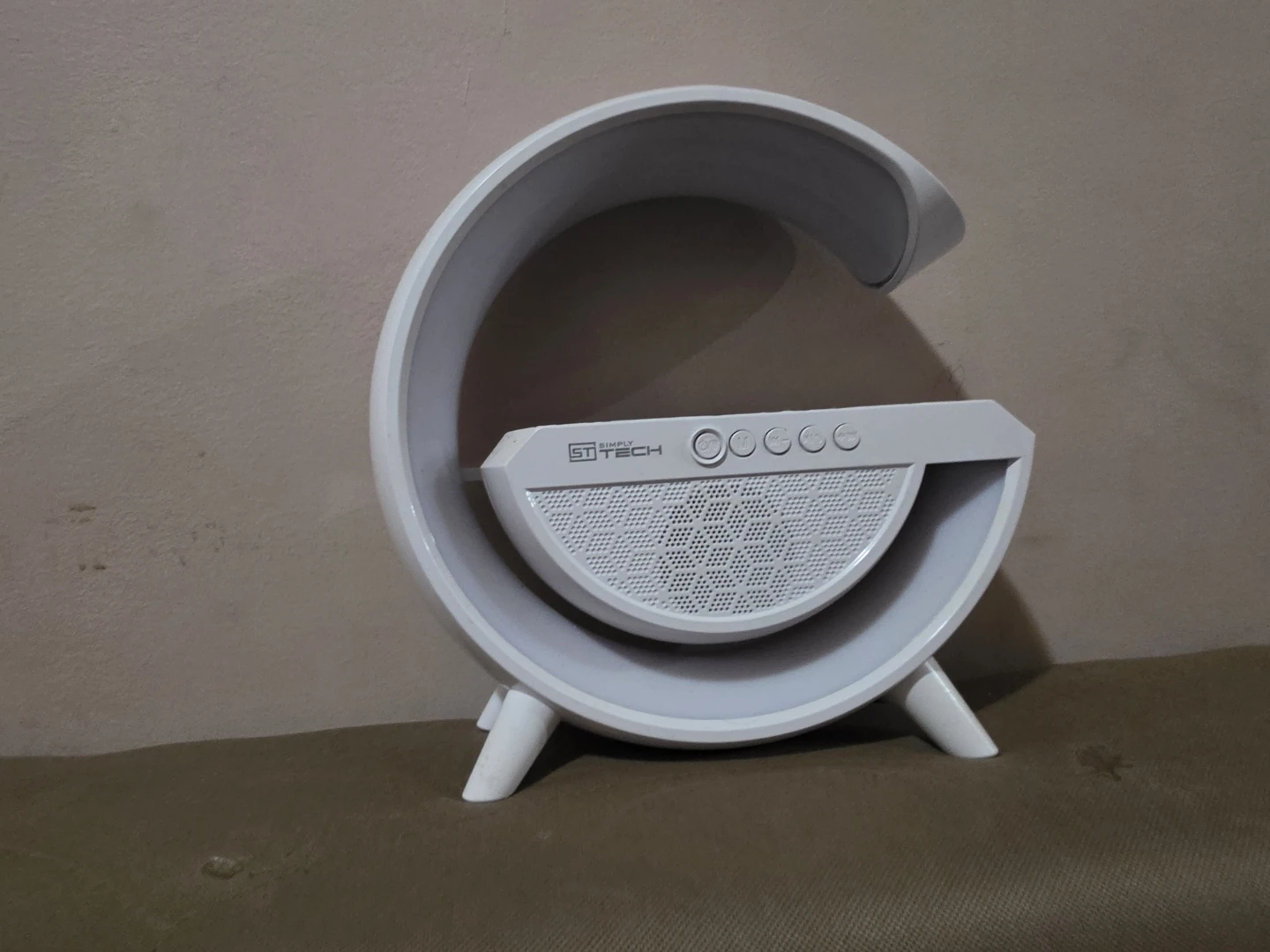 ST-TECH White Bluetooth Speaker with Wireless Charger