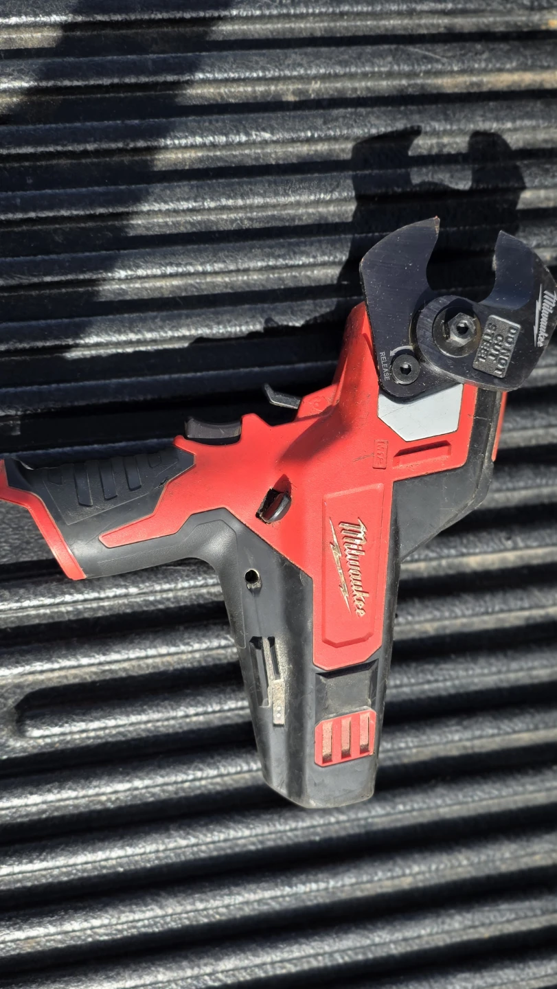 Milwaukee M12 12V Cordless Cable Cutter