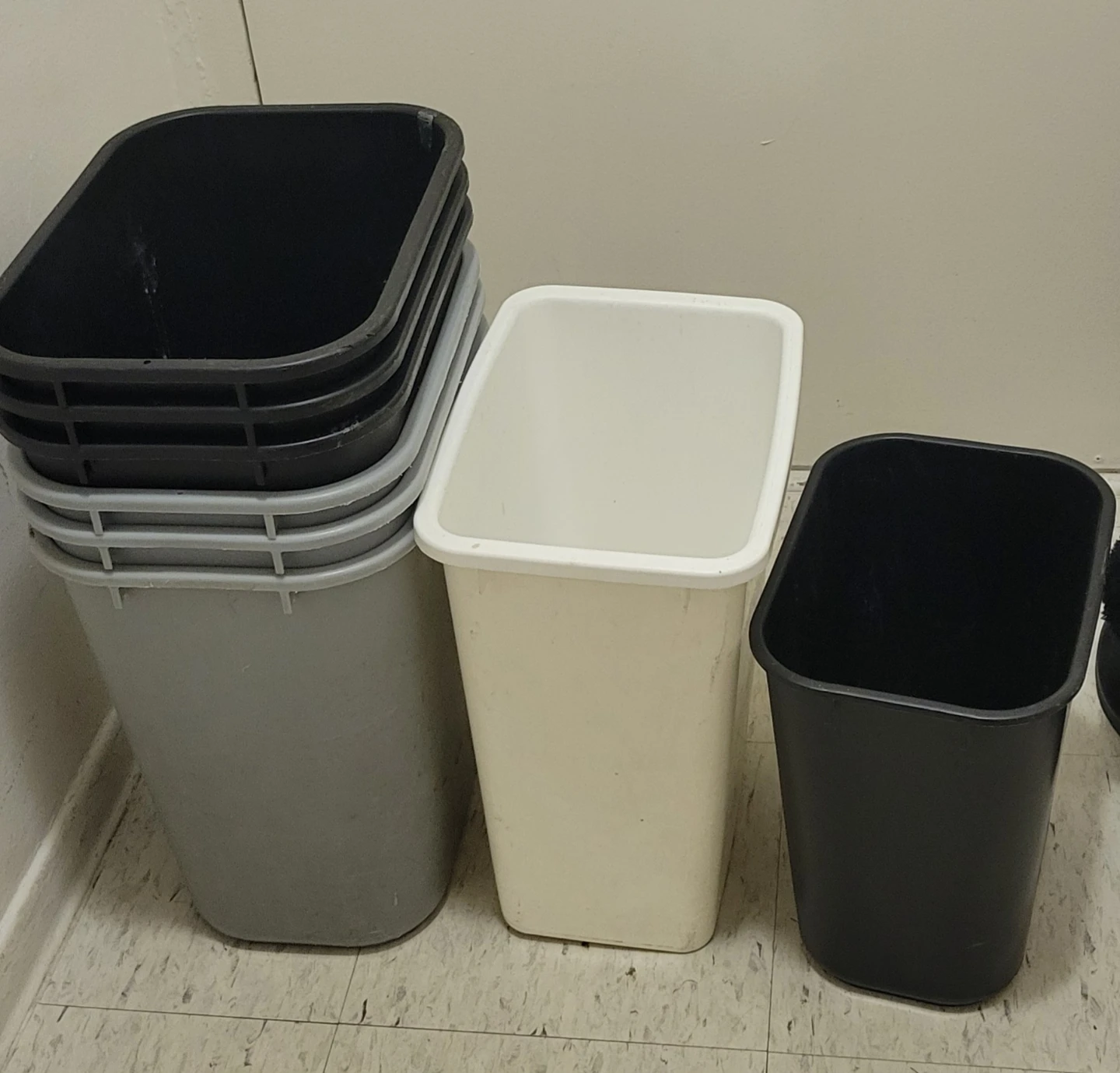 Assorted Plastic Trash Cans ⚽ - photo 2