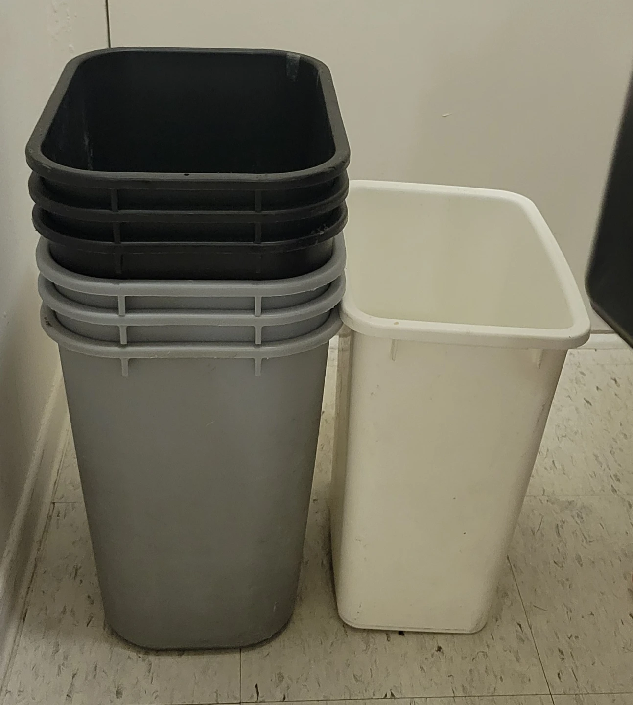 Assorted Plastic Trash Cans ⚽ - photo 4