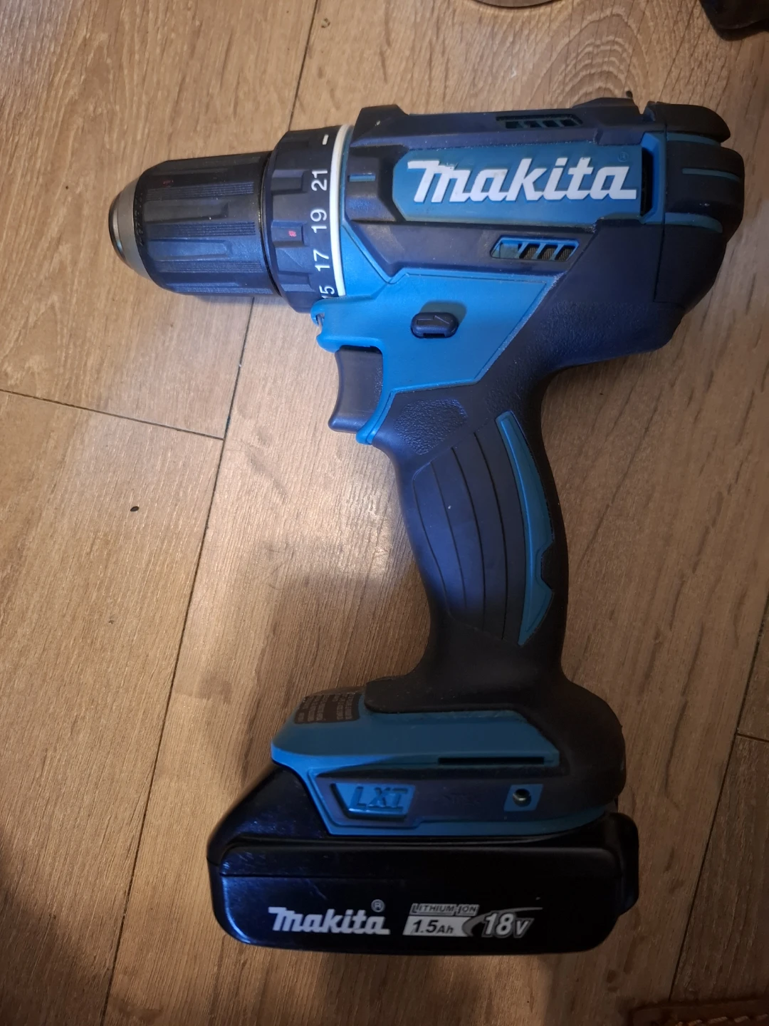 Makita Cordless Drill with 18V Battery - photo 3