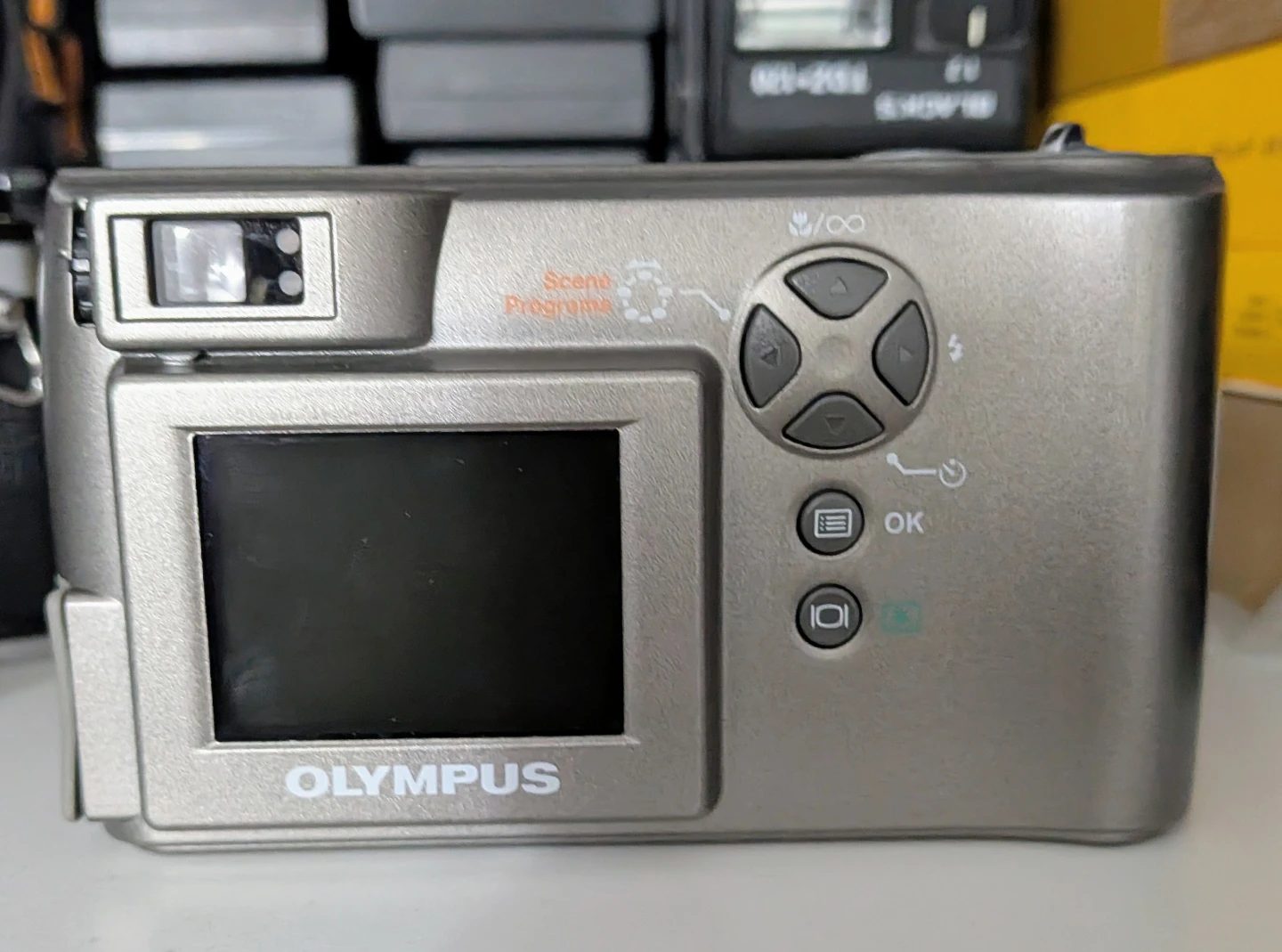 Olympus CAMEDIA D-550 Zoom Digital Camera - photo 3