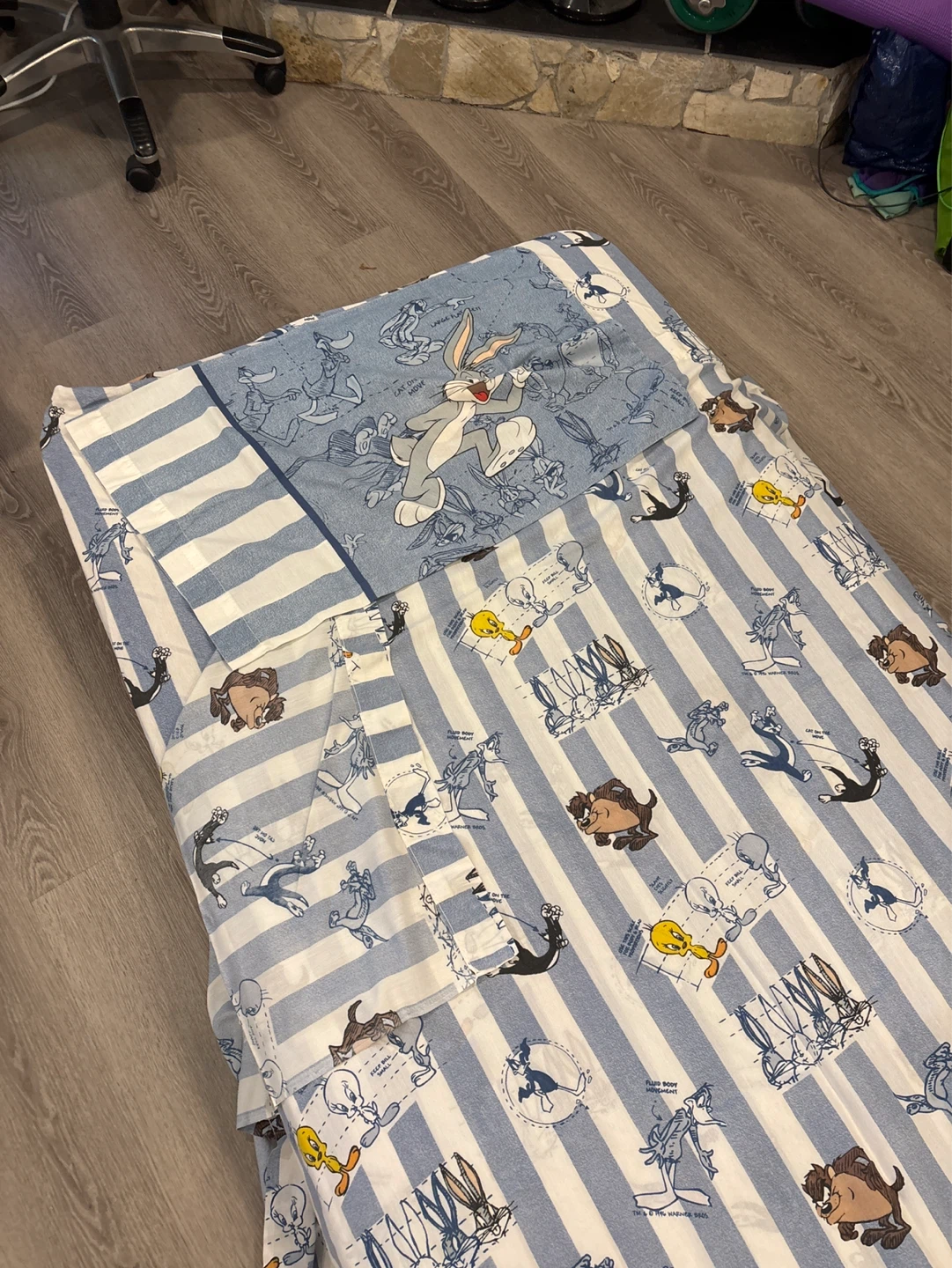 Sealy Select Twin Mattress with Bugs Bunny Sheets - photo 4