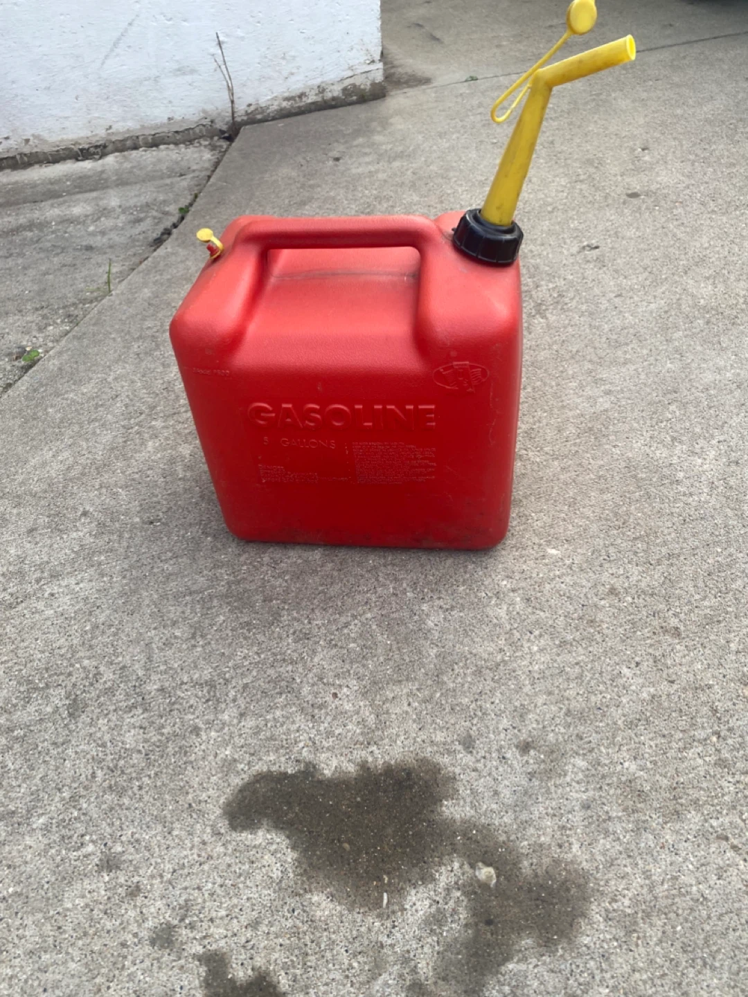 Chilton 5 Gallon Red Plastic Vented Gas Can Vintage Pre Ban P500 - photo 2