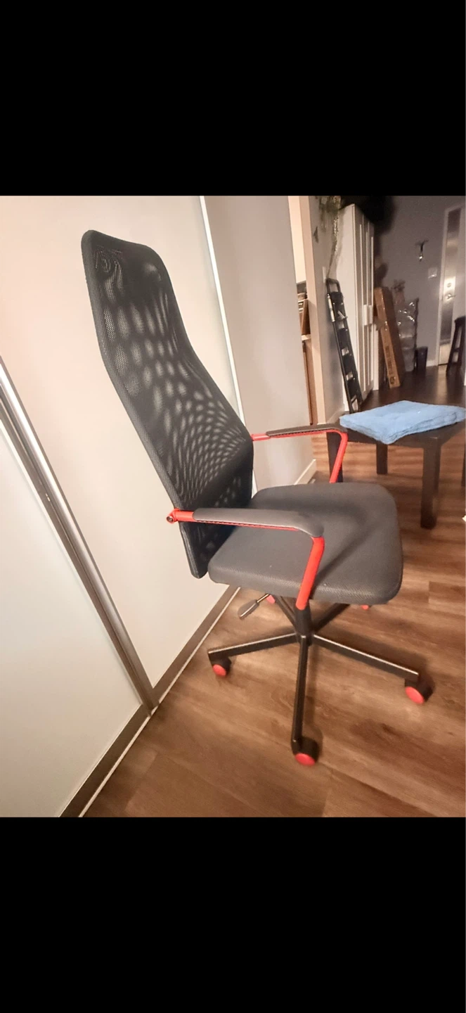 Mesh office chair with red accents - photo 2