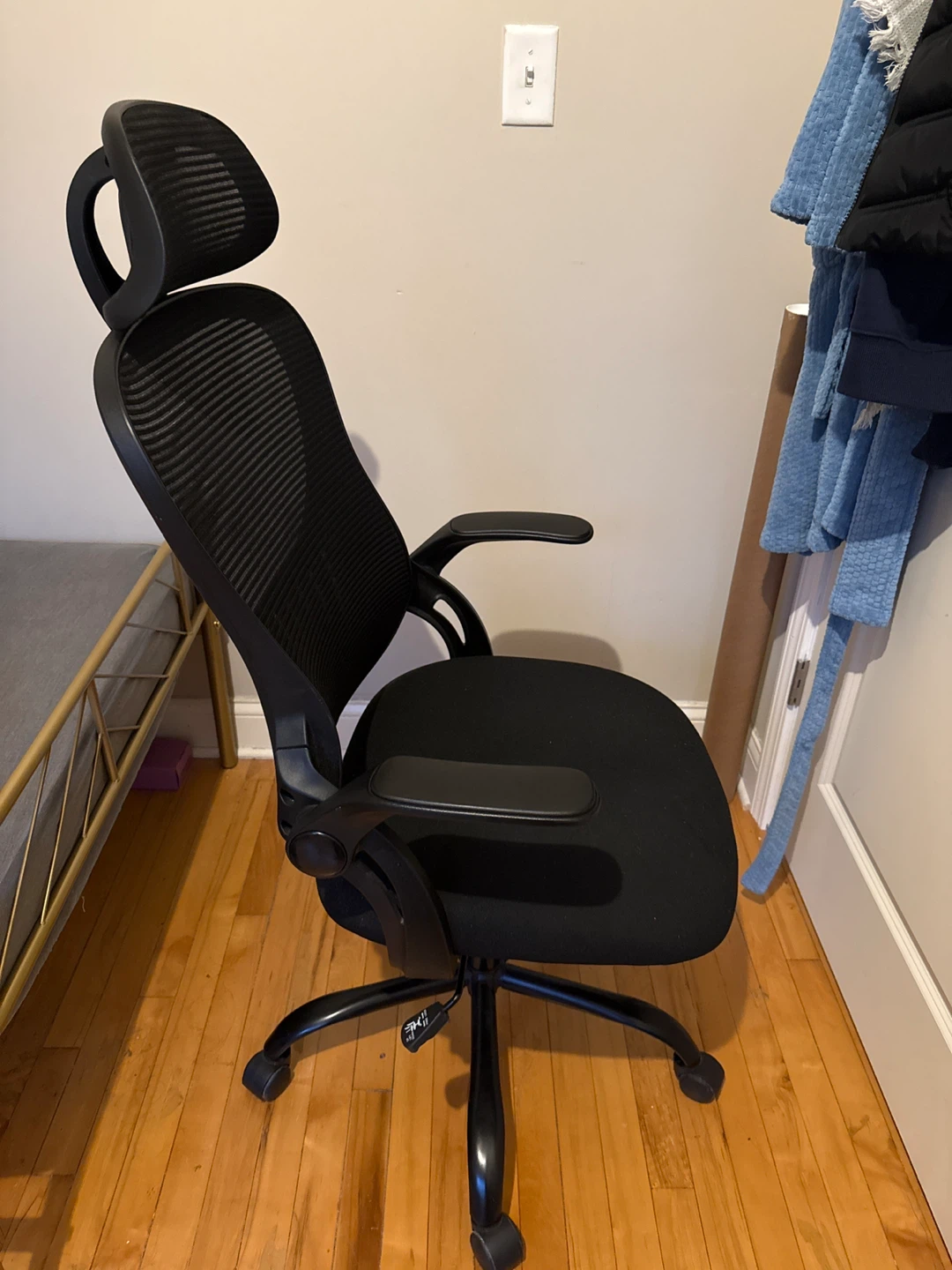 Ergonomic Black Mesh Office Chair with Headrest (2) - photo 2