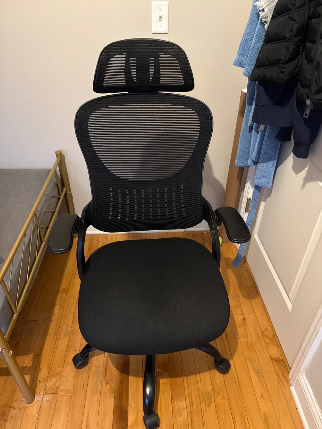 Ergonomic Black Mesh Office Chair with Headrest (2)