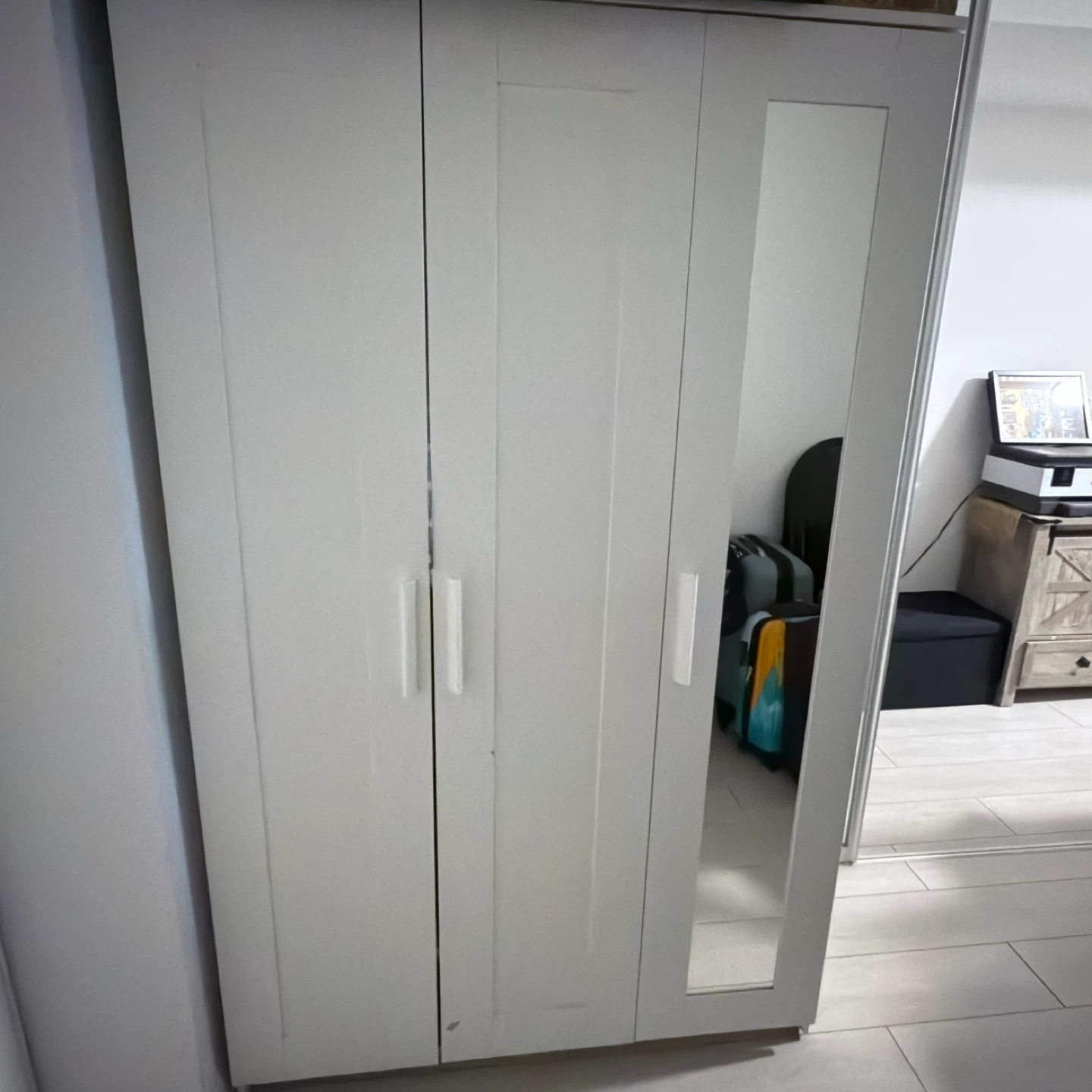 White 3-Door Wardrobe with Mirror - photo 2