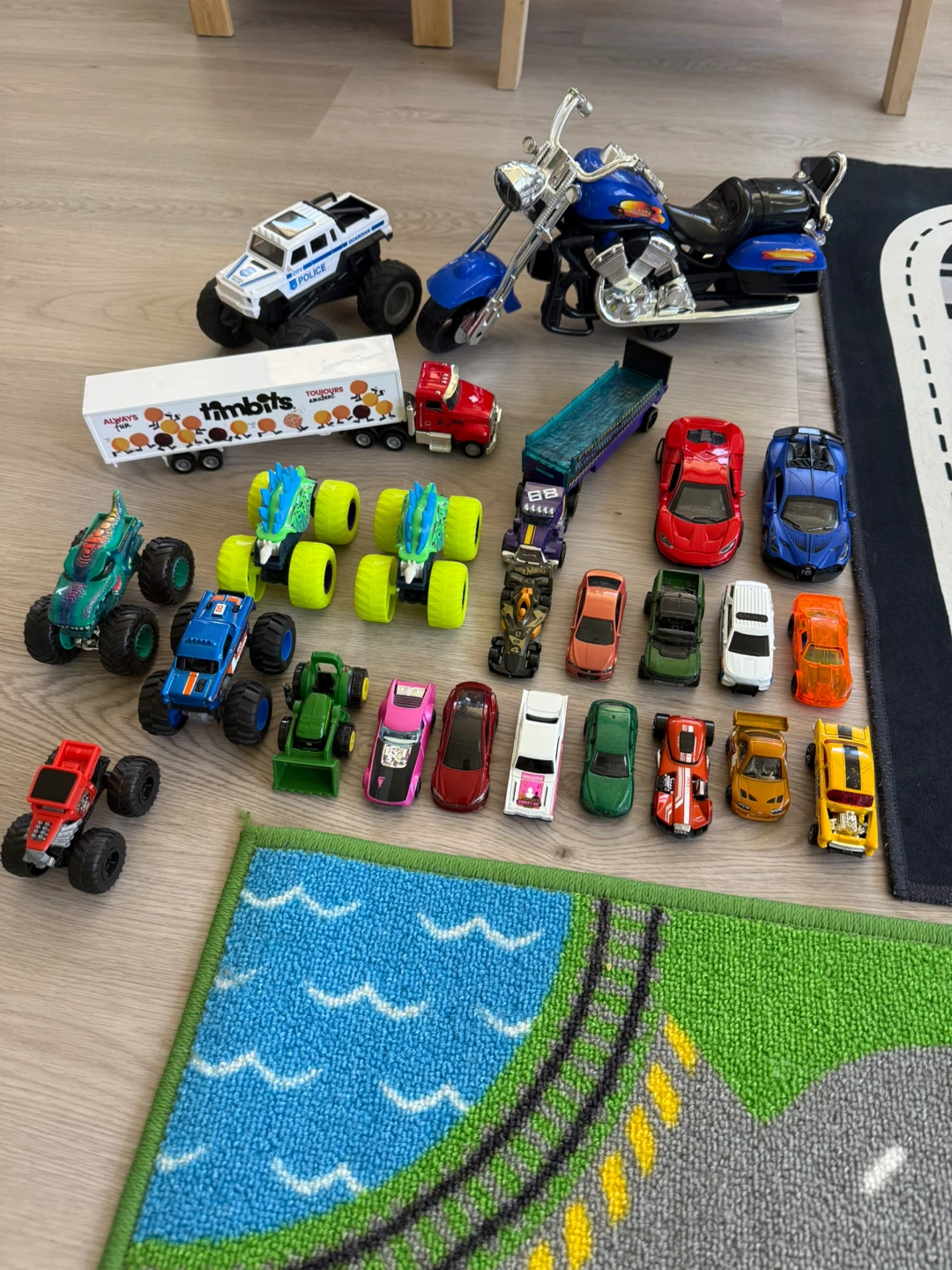 Two excellent condition CarPlay mats & toy cars - photo 5
