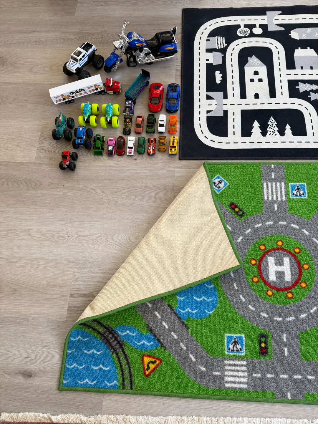 Two excellent condition CarPlay mats & toy cars - photo 3