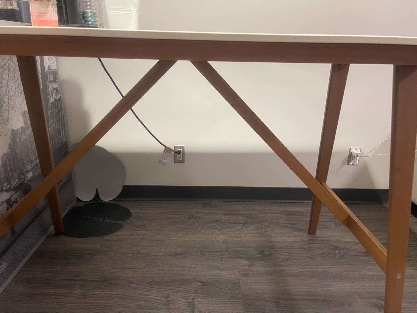 White Table with Wooden Legs + two Bar stools - photo 3
