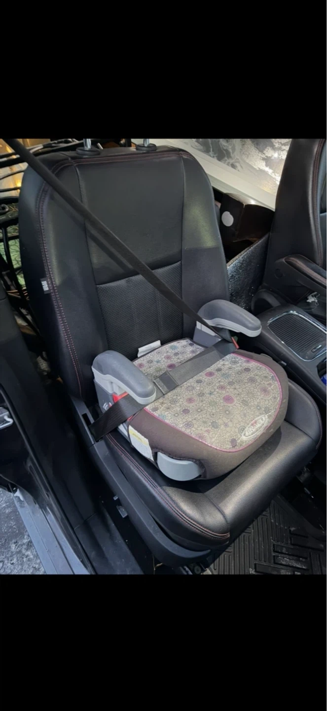 Graco Booster Carseat- Expires 2027 March - photo 4