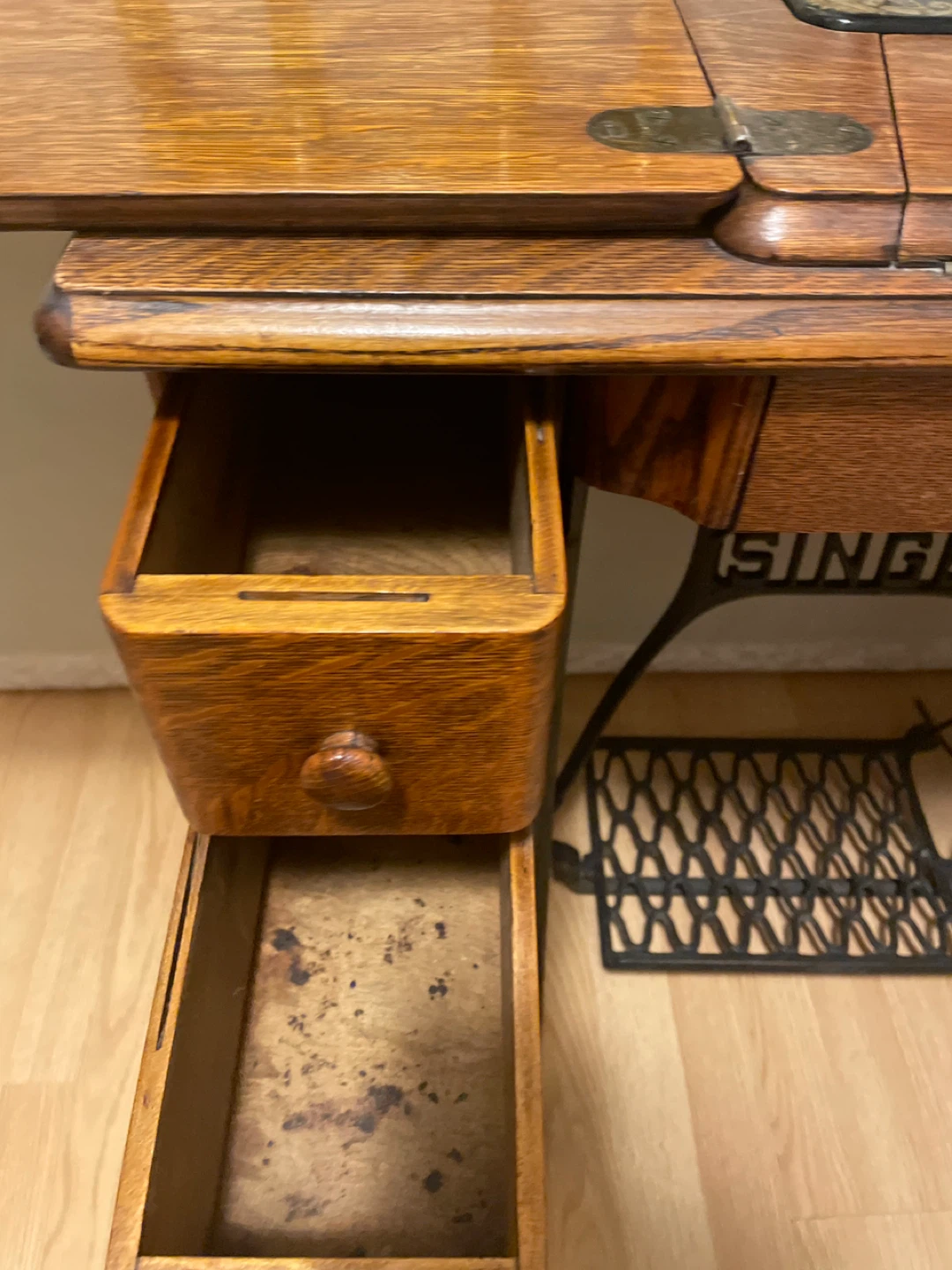 Vintage Singer Sewing Machine with Wood Cabinet - photo 3