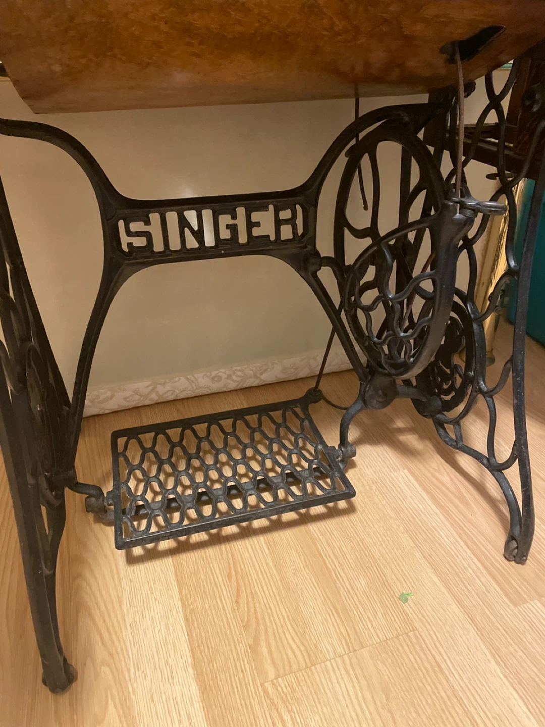 Vintage Singer Sewing Machine with Wood Cabinet - photo 4