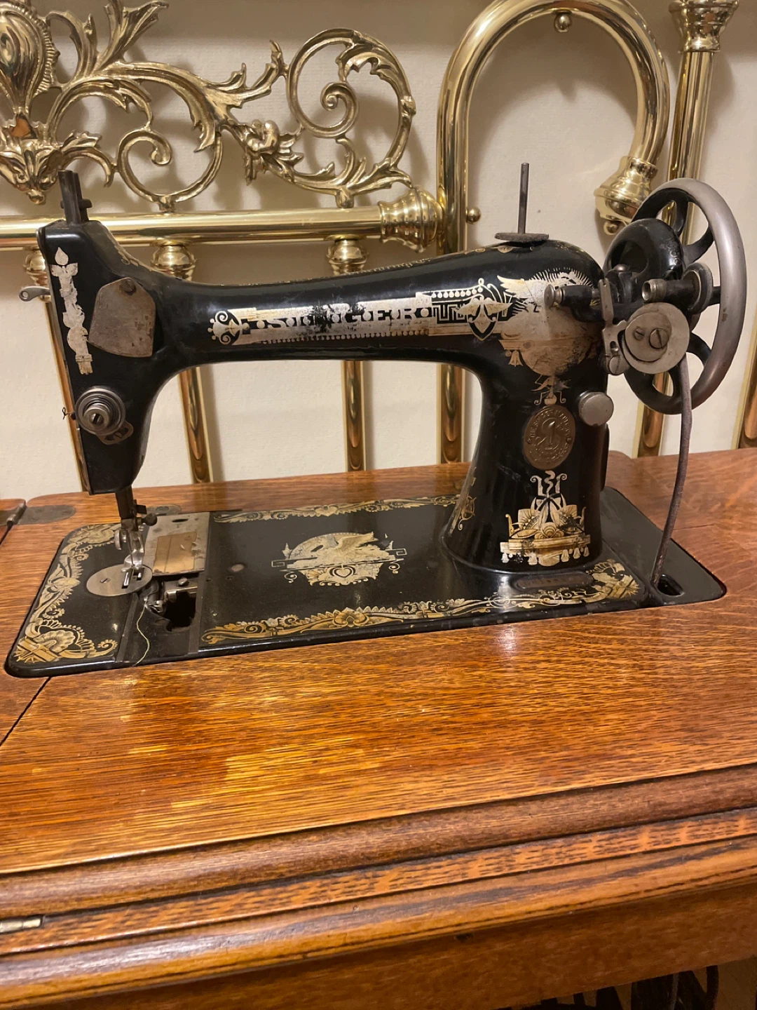 Vintage Singer Sewing Machine with Wood Cabinet - photo 2