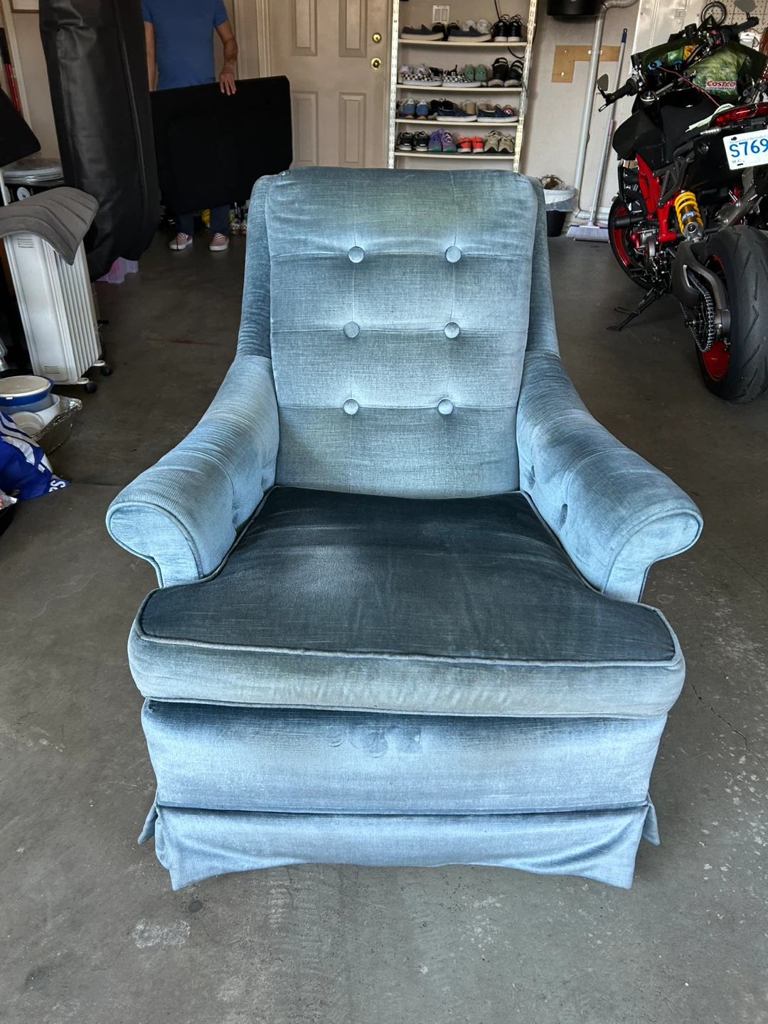 Light Blue Velvet Armchair - photo 3