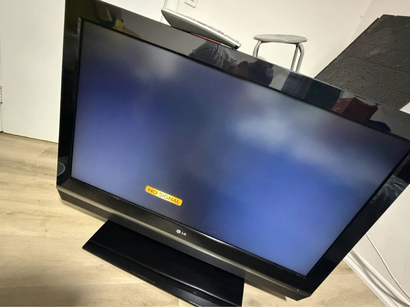 LG Television 48” no smart whit controller