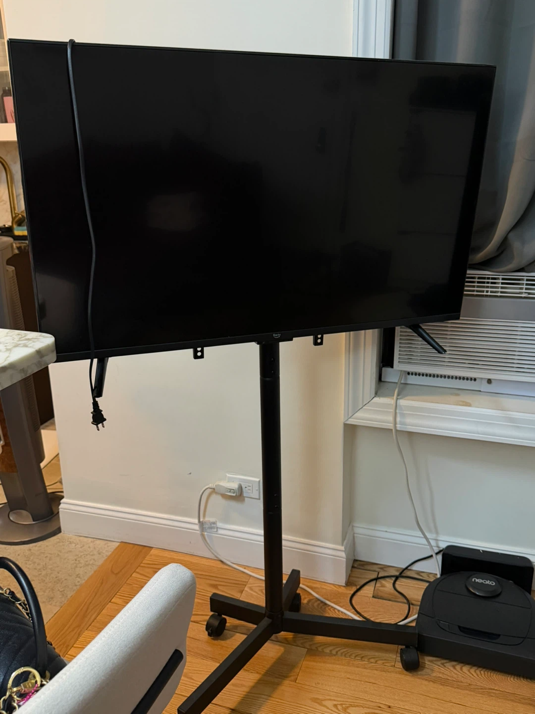 Fire TV Omni 43 in 4K QLED HDR Smart TV - TV stand included - photo 2