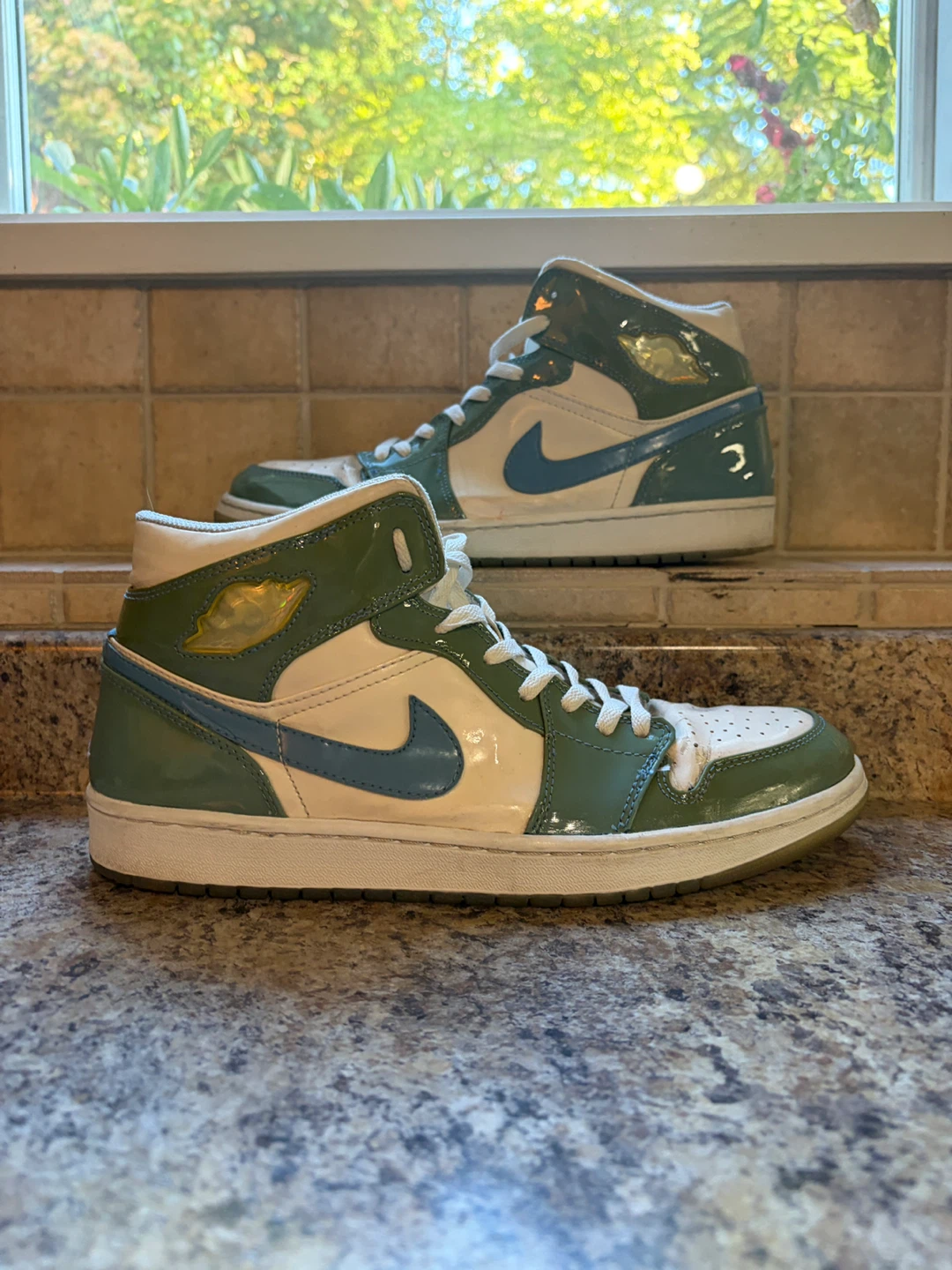 Air Jordan 1 Mid SE "Light Green" Size 12