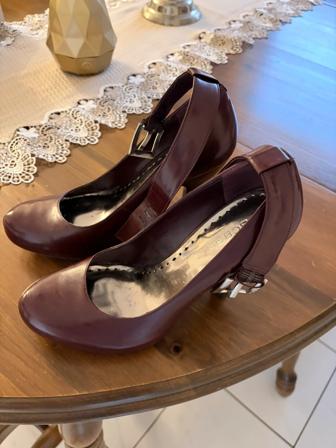 BCBG burgundy shoes size 6.5 - photo 4