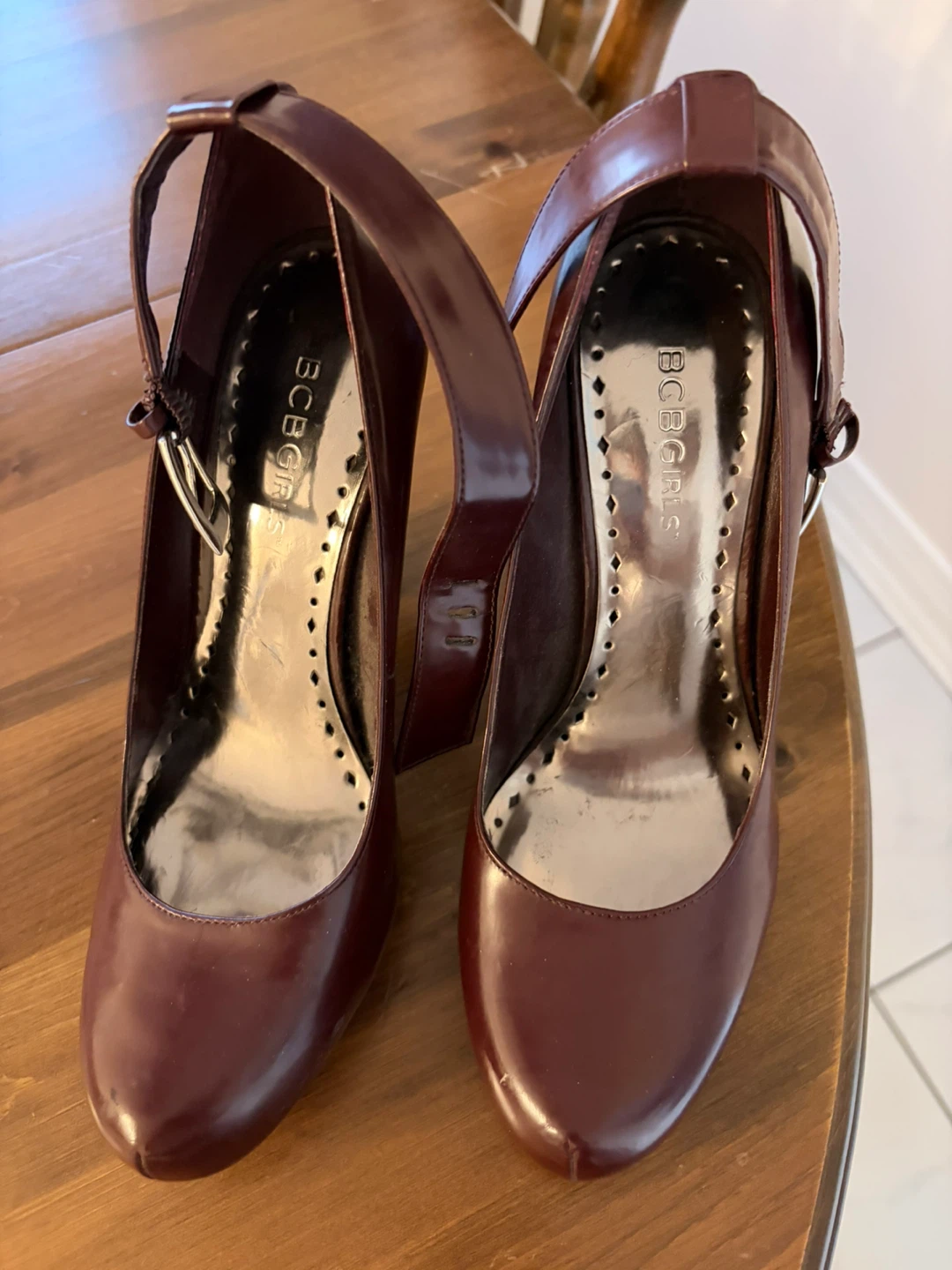 BCBG burgundy shoes size 6.5