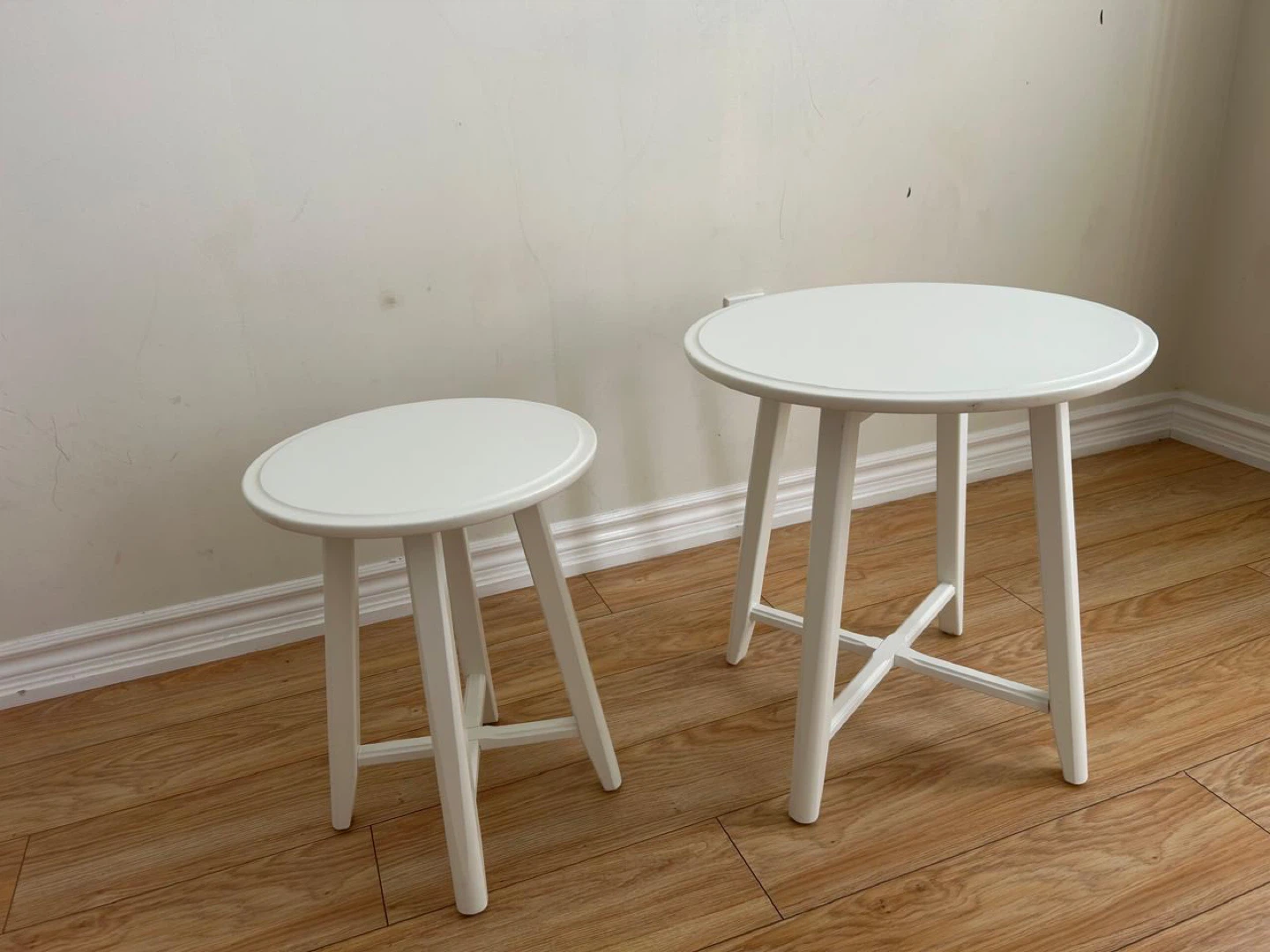 Set of 2 White Round Side Tables