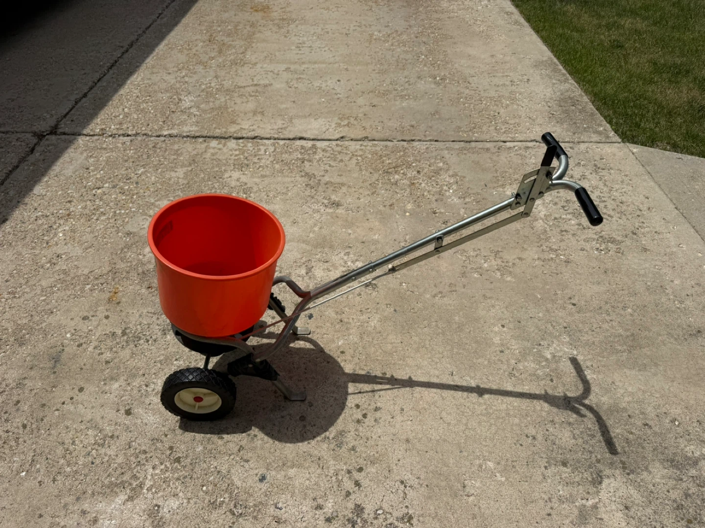 Fertilome Lawn Food Plus Iron Spreader Cart - photo 4