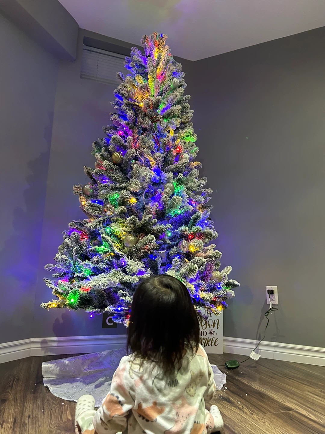 6.5' Pre-lit Flocked Christmas Tree with Ornaments - photo 4