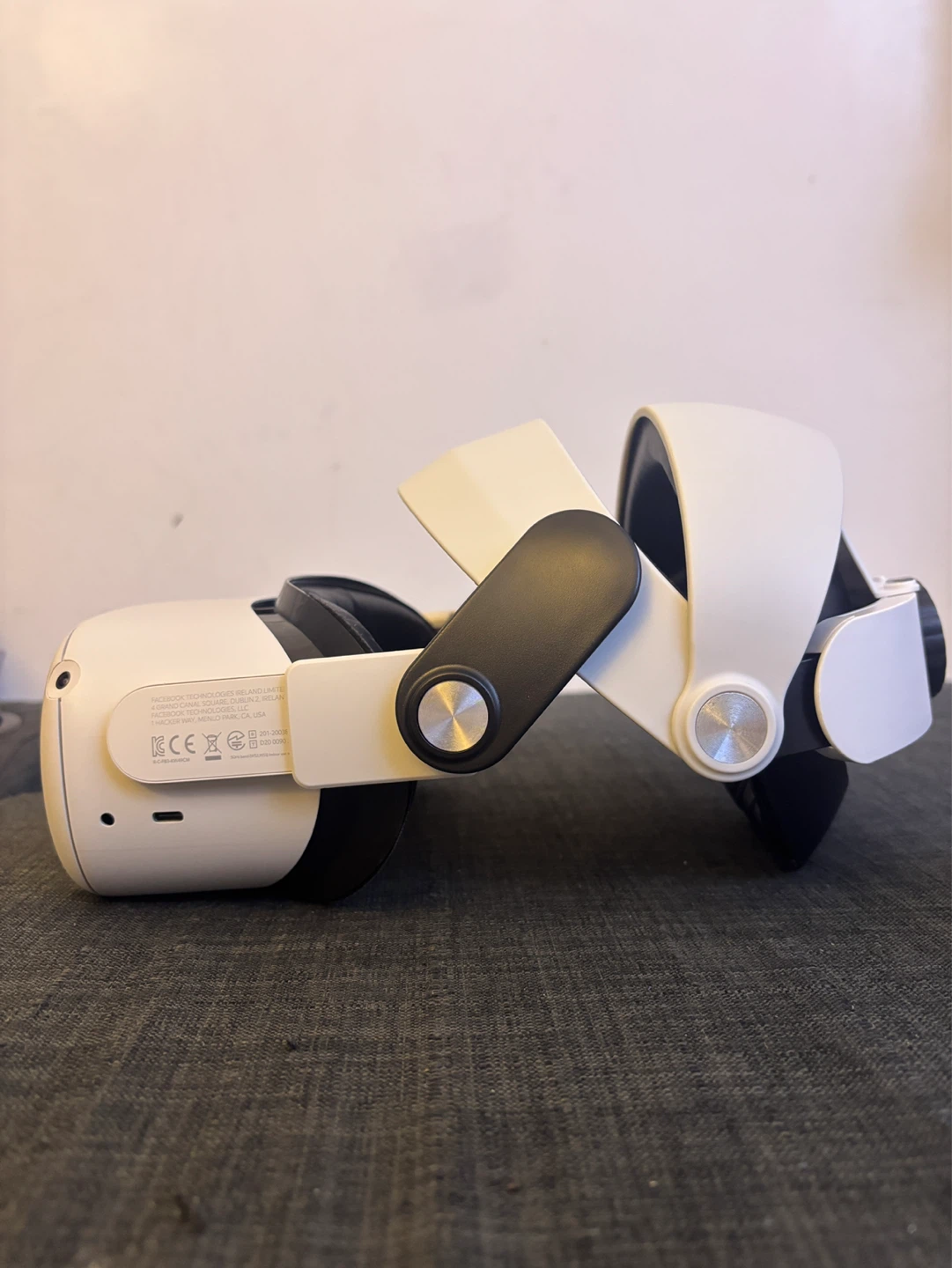 Oculus Quest 2 VR Headset and Controllers - photo 3