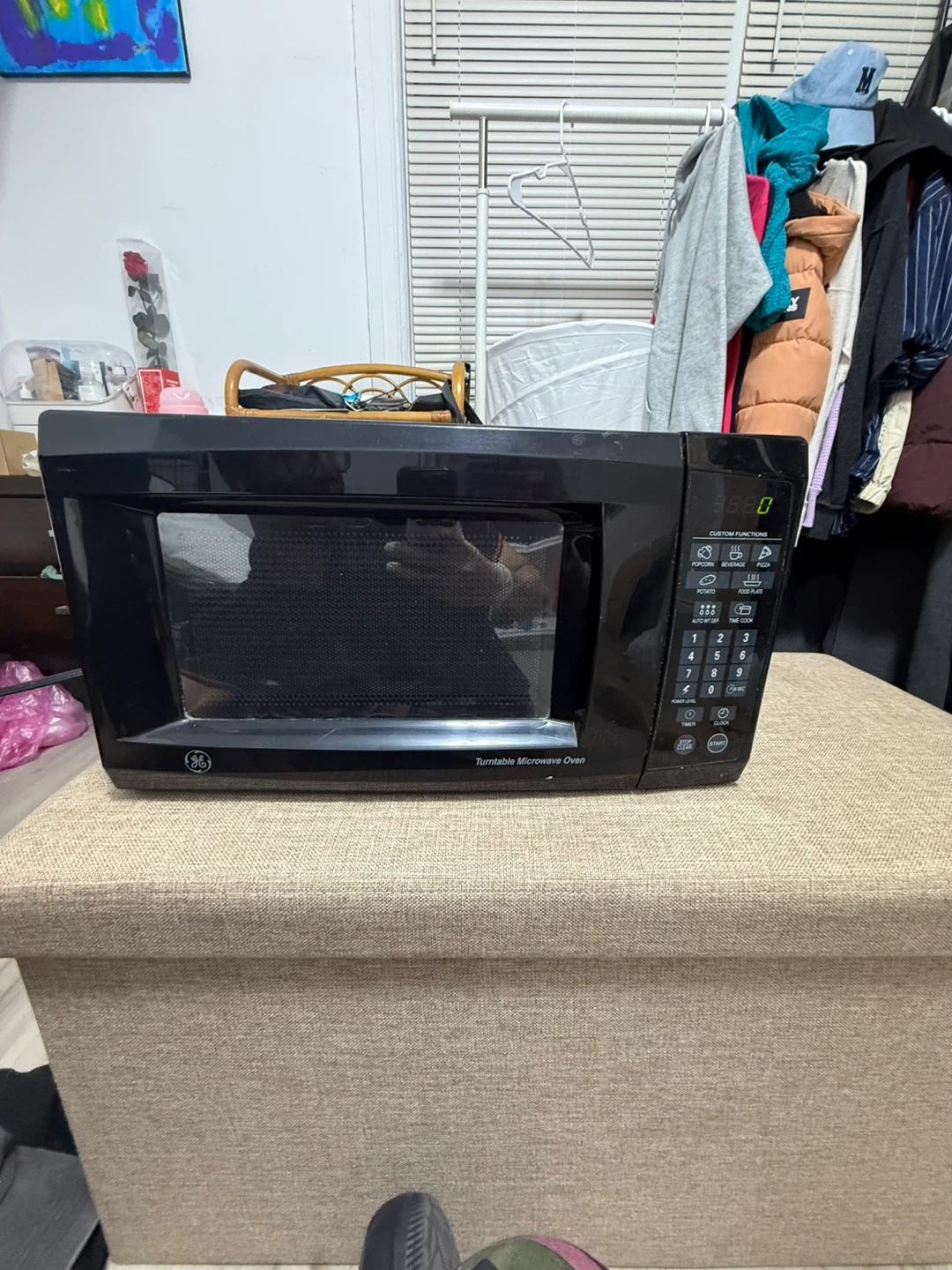 GE Turntable Microwave Oven - photo 2
