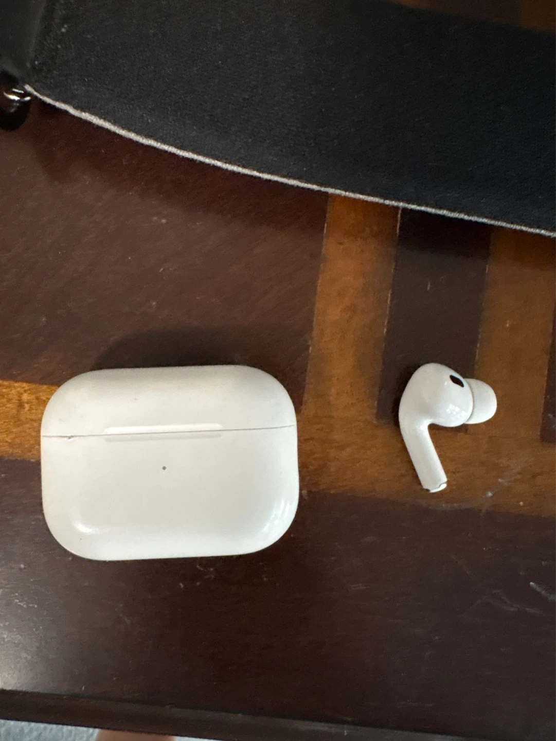 Apple AirPods Pro (1st Gen) Charging Case & Earbud
