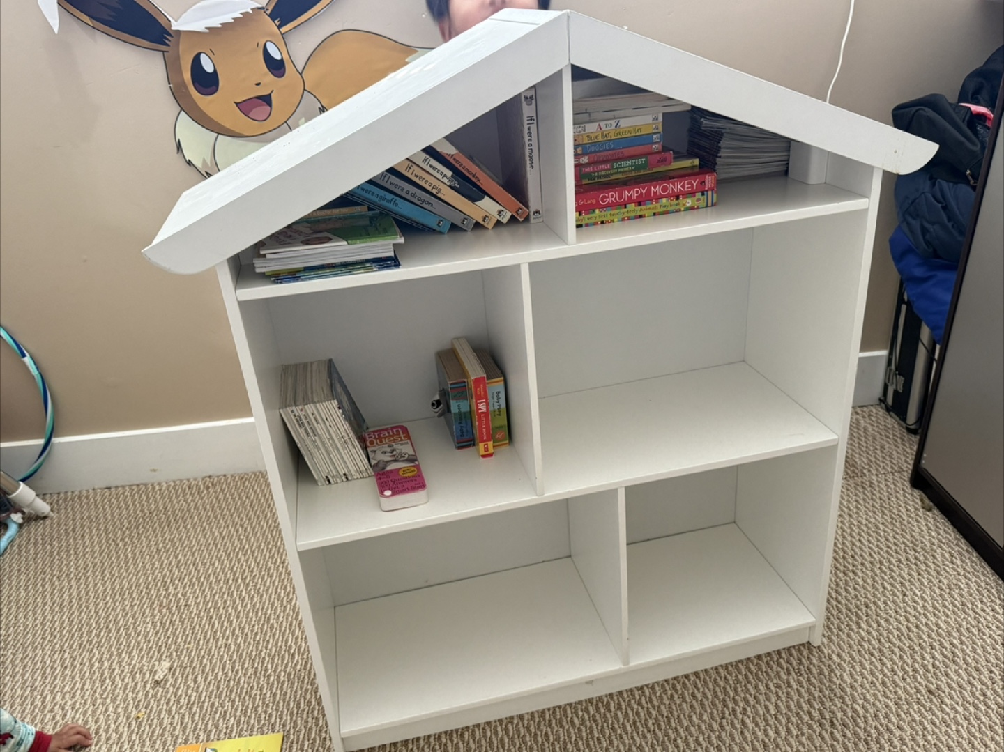White House-Shaped Bookshelf for Kids