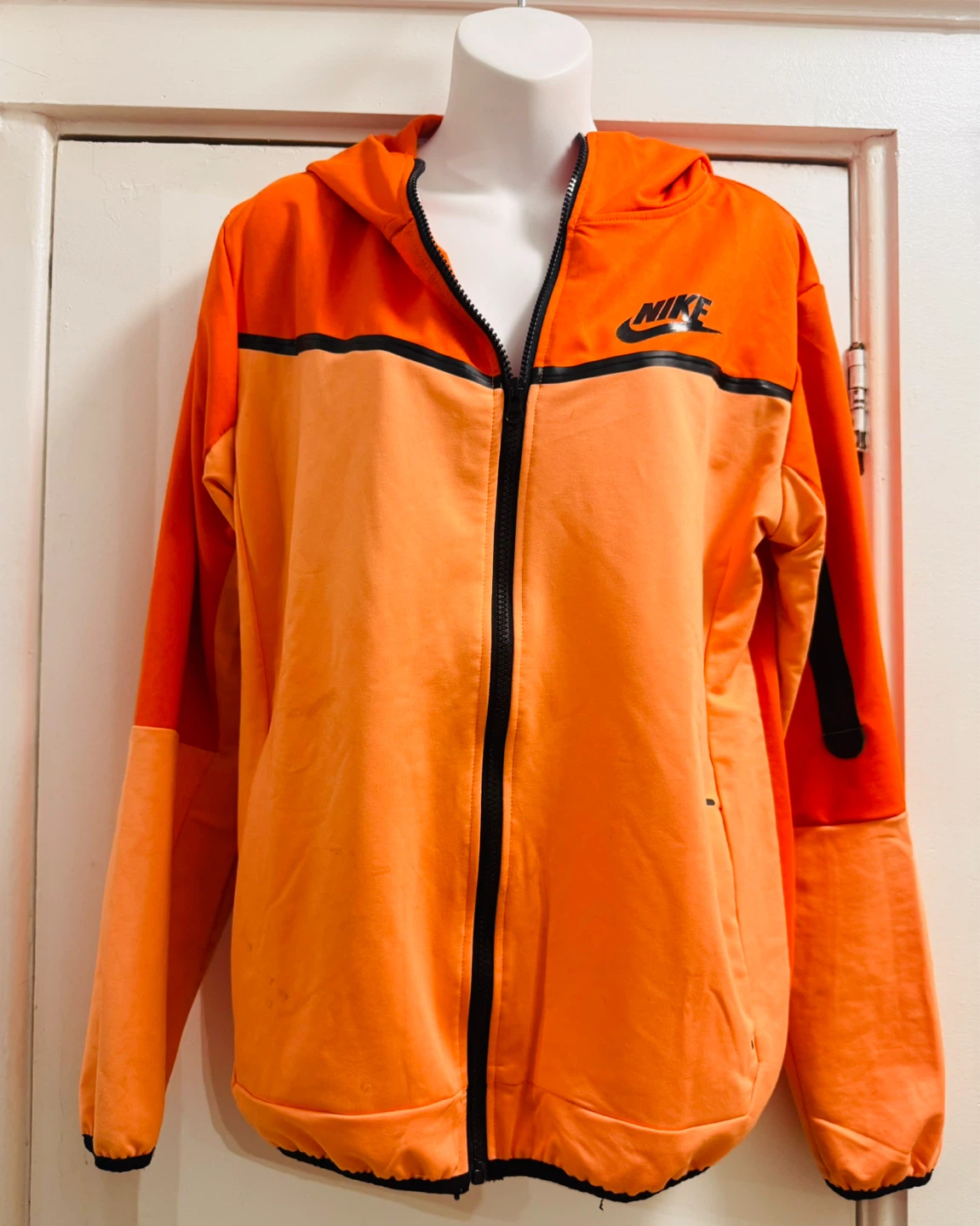 Manteau à capuchon Nike orange et pâle
