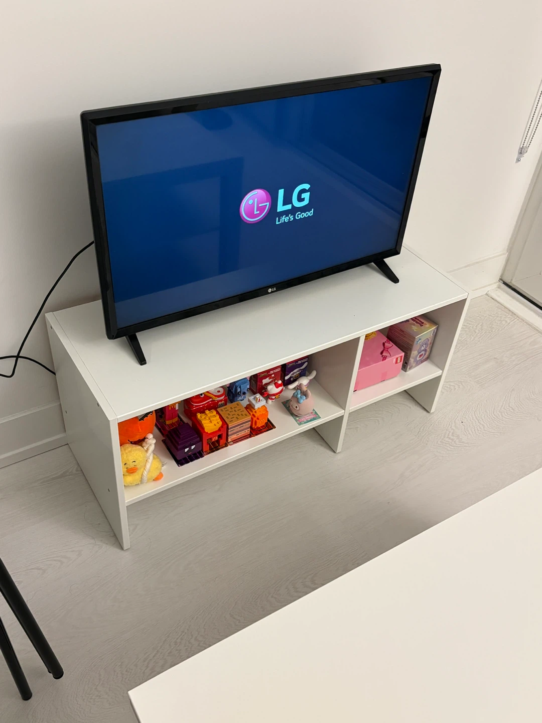 LG 32LM570BPUA 32" HDR Smart LED TV (2019 Model) - photo 2