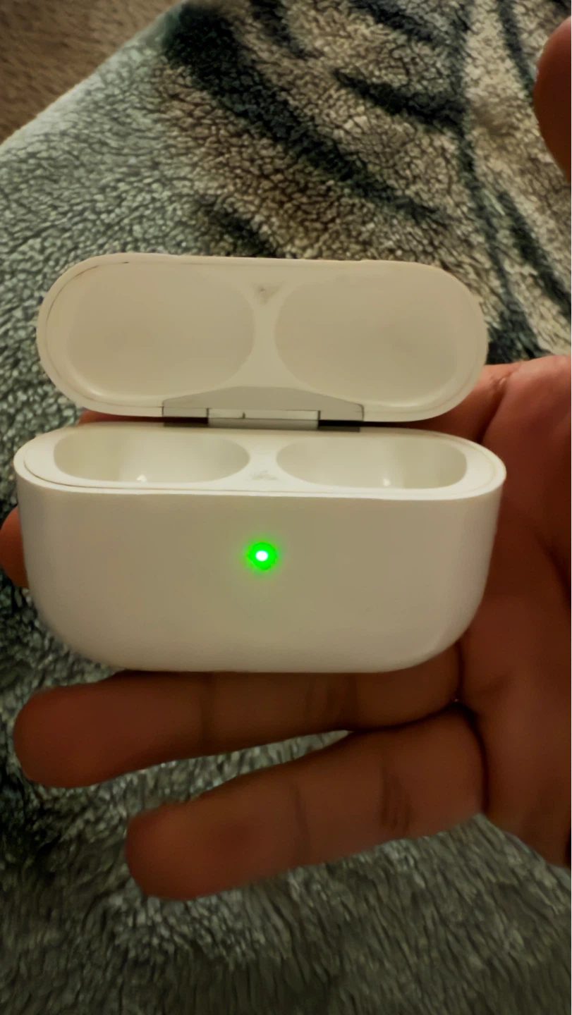 Apple AirPods Pro 2 Charging Case - photo 3