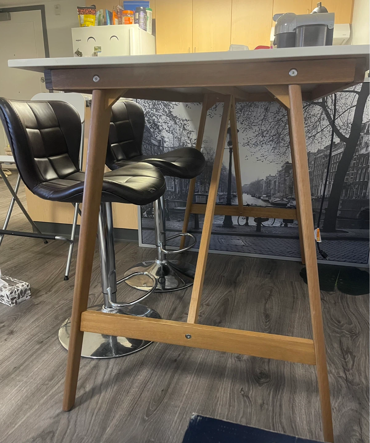 White Table with Wooden Legs + two Bar stools - photo 5