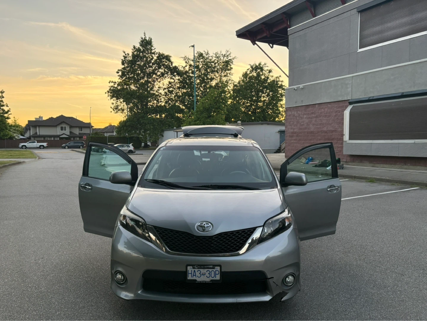 Silver Toyota Sienna - photo 2