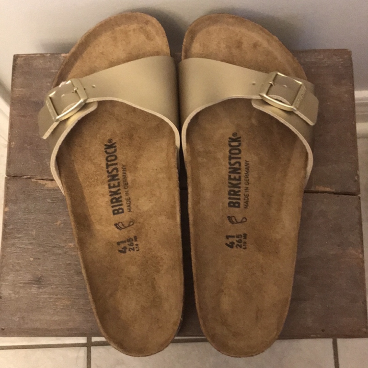 Birkenstock Madrid Gold Sandals Size 41 - photo 3
