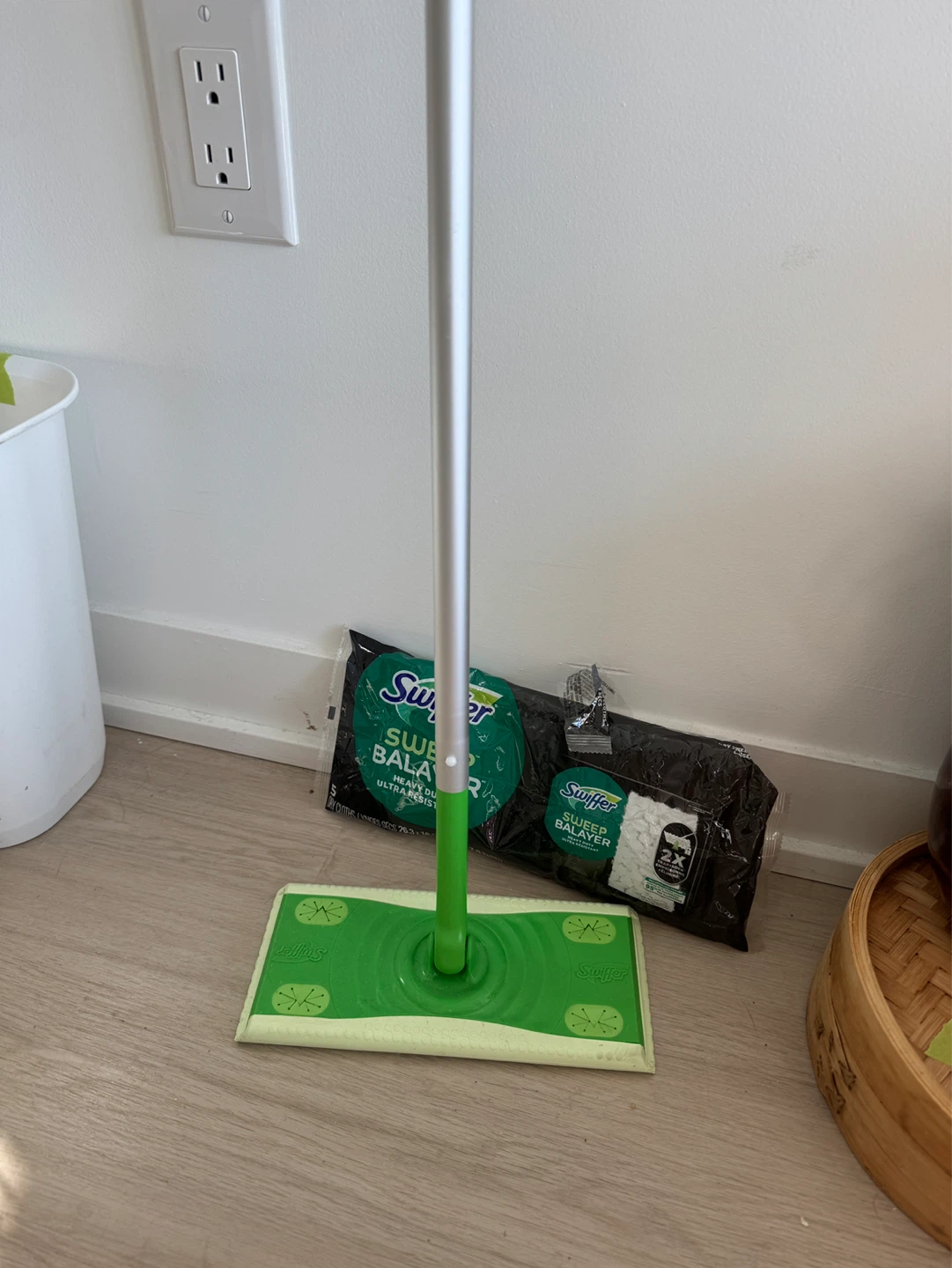 Swiffer Sweep & Balayer Mop with Heavy Duty Pads