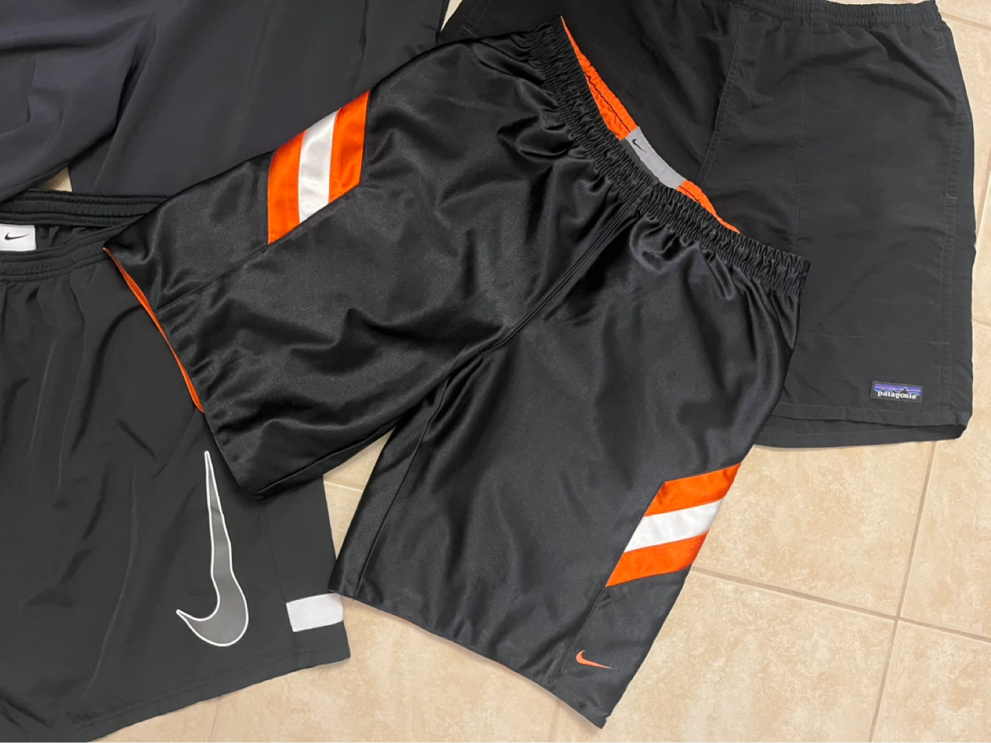 Bundle of Men’s Size Large Shorts: Nike, Patagonia & Reebok - photo 5
