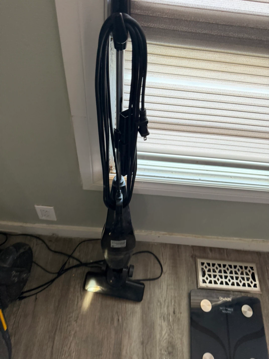 Eureka NES215C Stick Vacuum Cleaner - photo 3