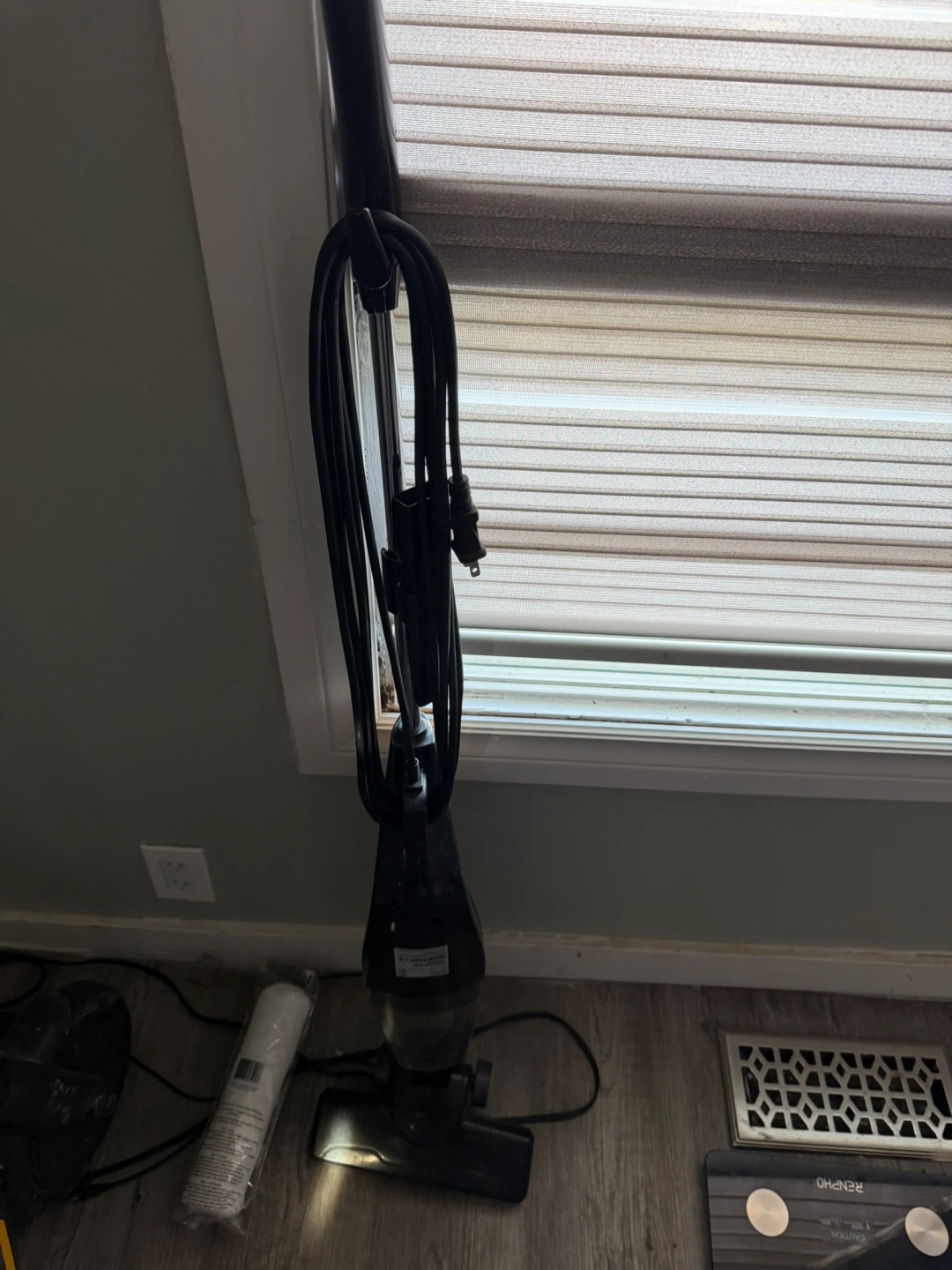 Eureka NES215C Stick Vacuum Cleaner - photo 4