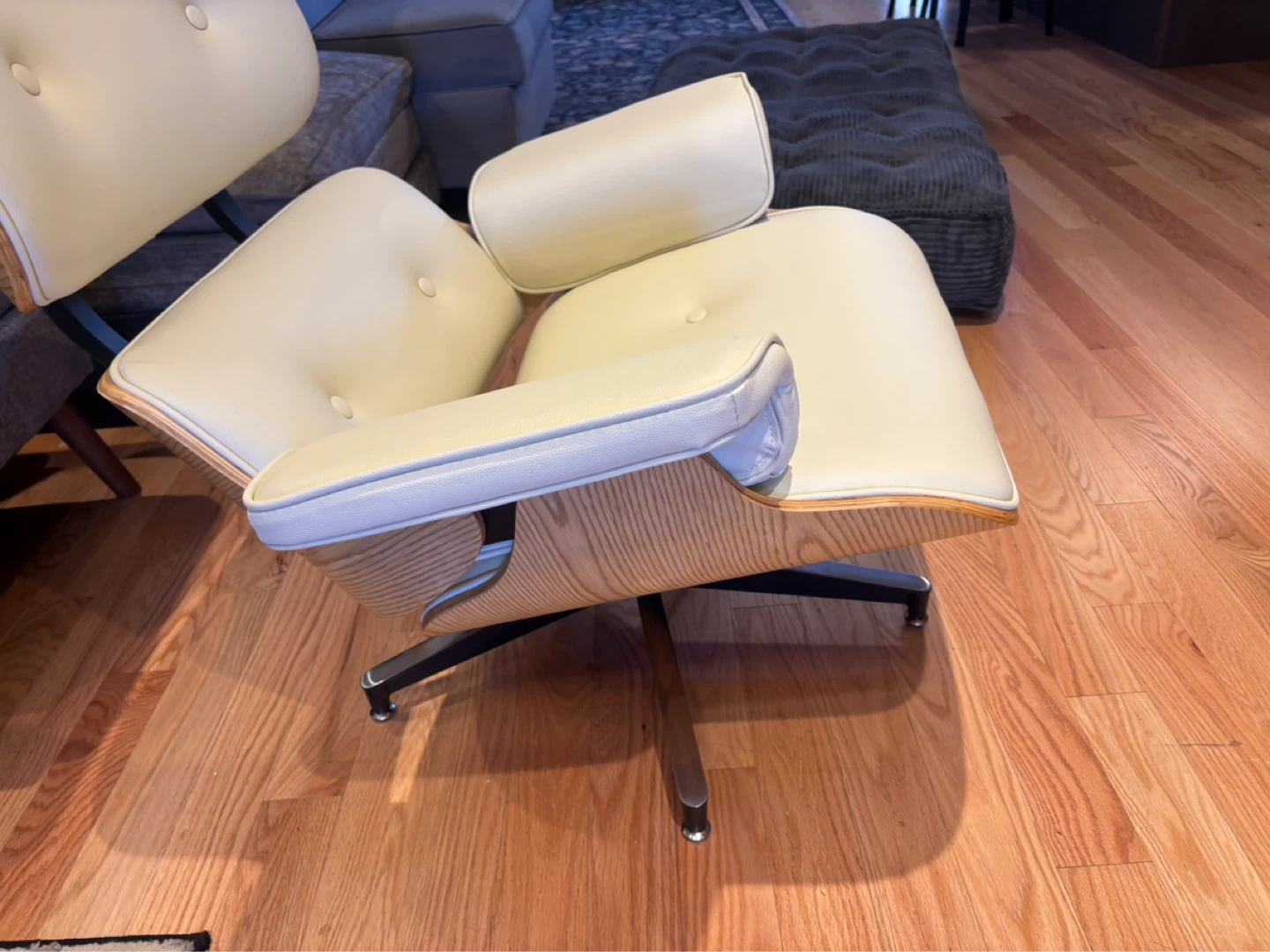 Cream Leather Lounge Chair - photo 3