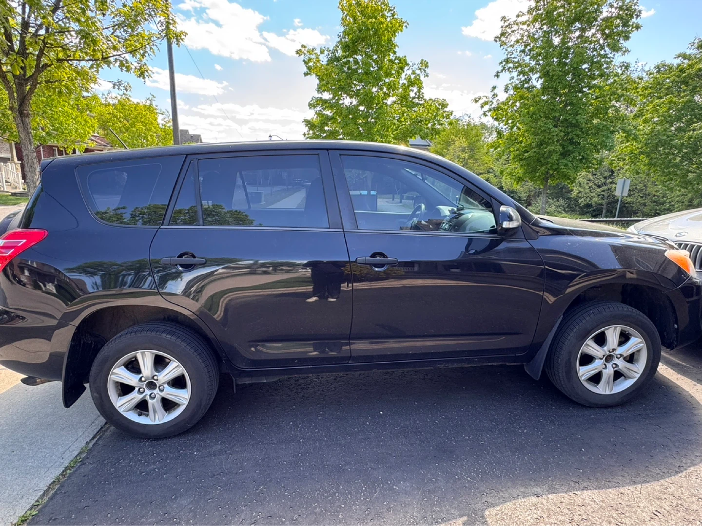 Black Toyota RAV4 - photo 4