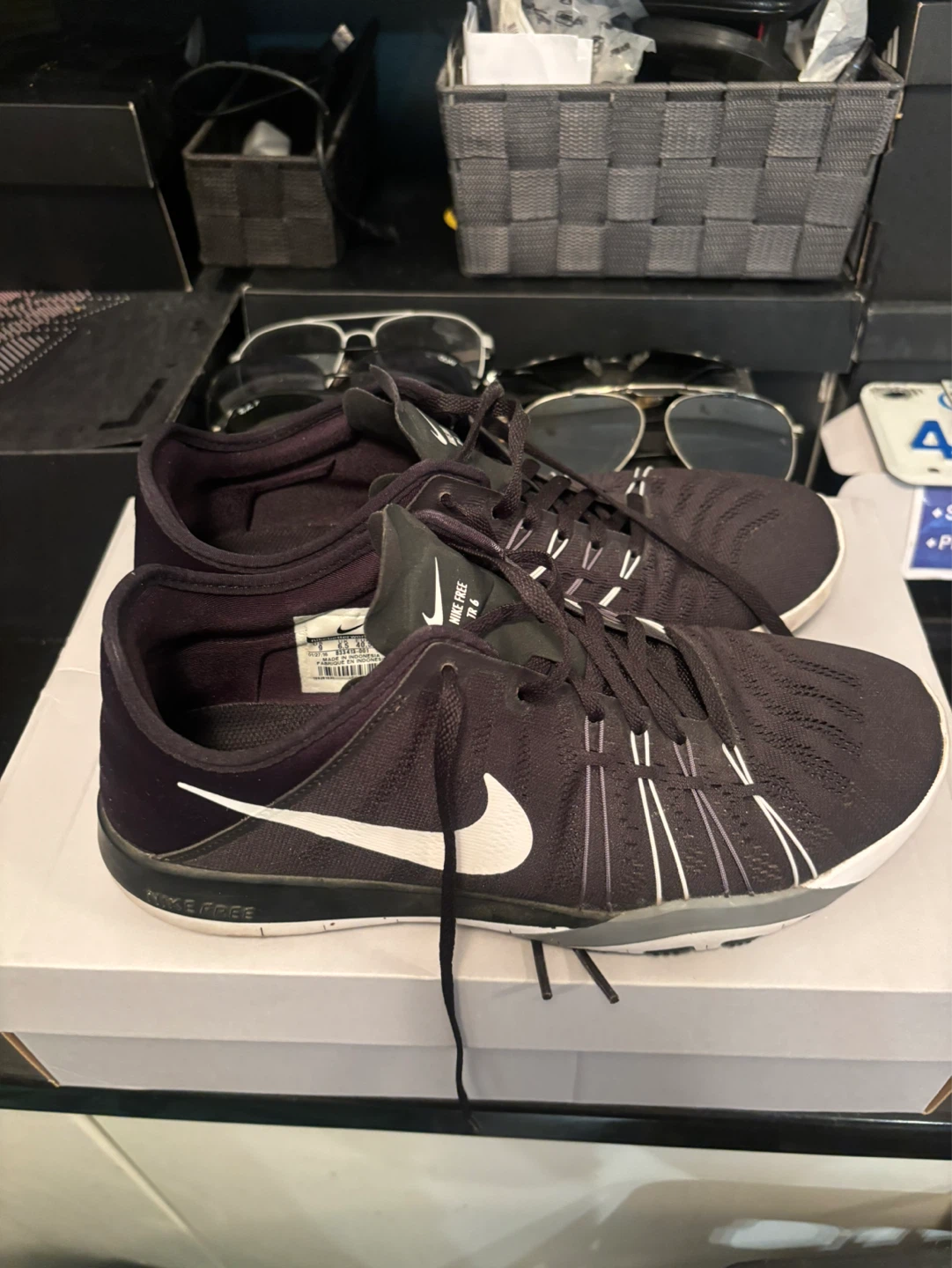 Like New Women’s Nike Running Shoes 8US - photo 3