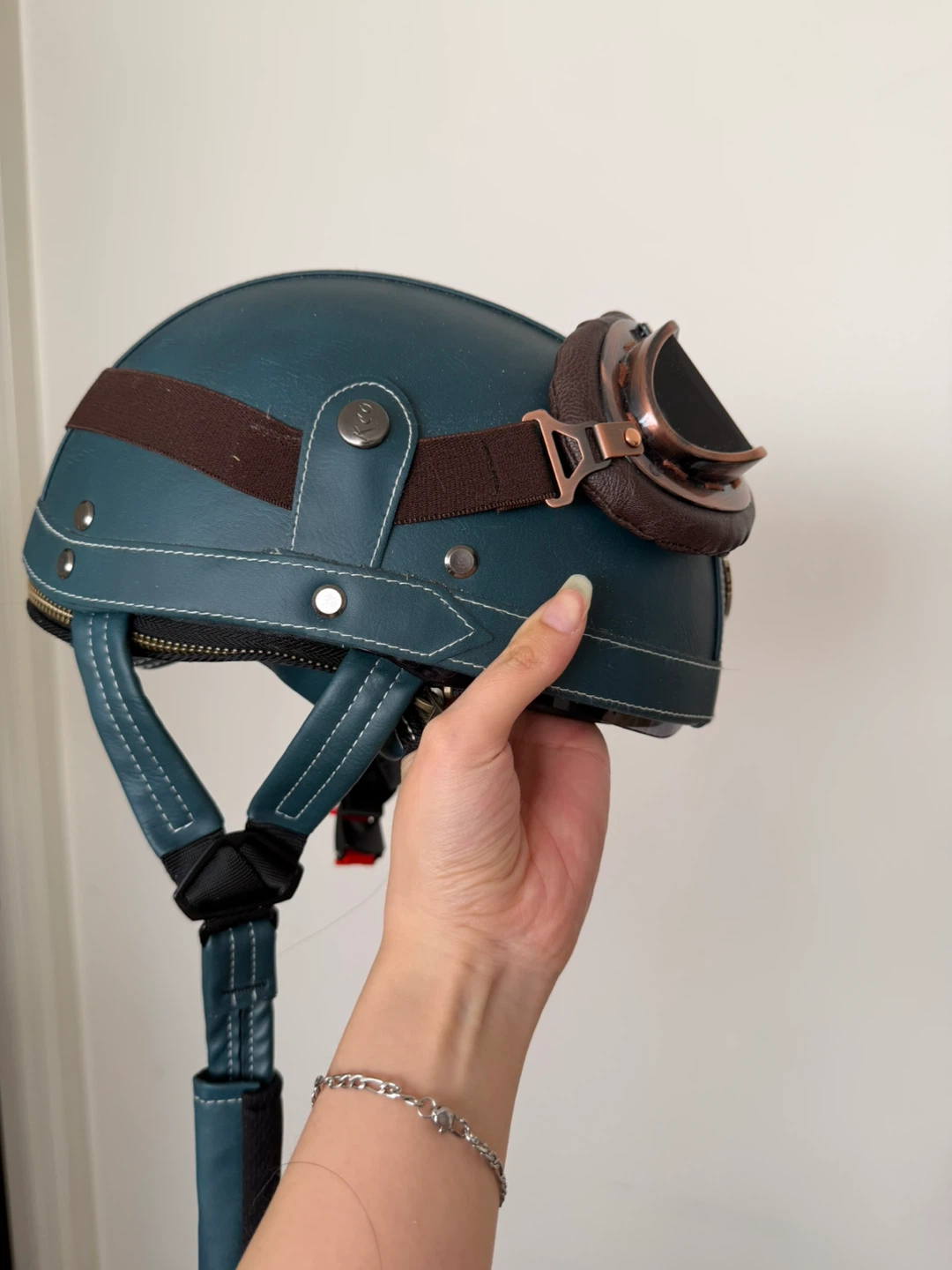 Cute helmet with goggles - photo 2