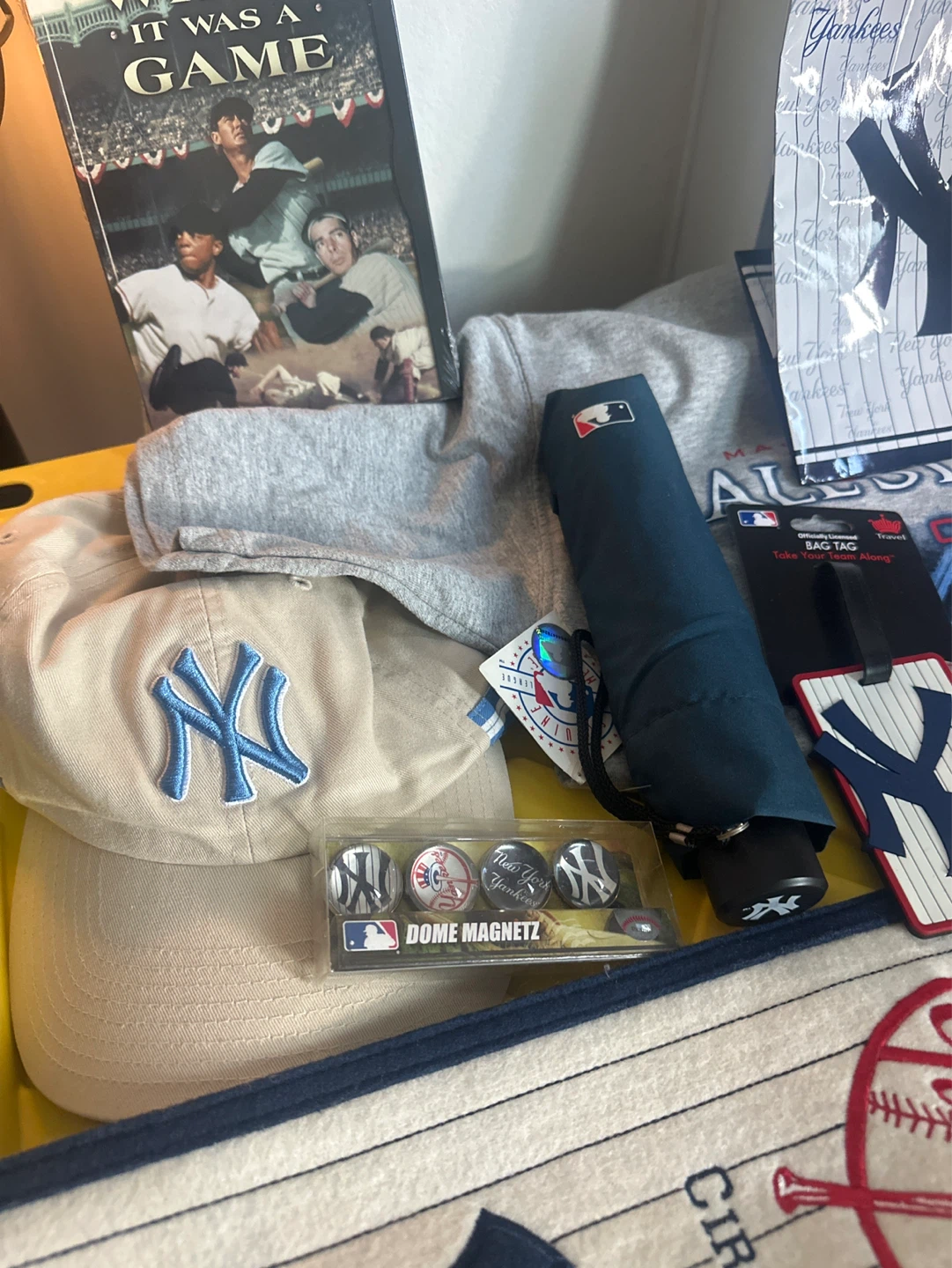 New York Yankees Lot - Cap, Scarf, Magnets, Umbrella & More! - photo 2
