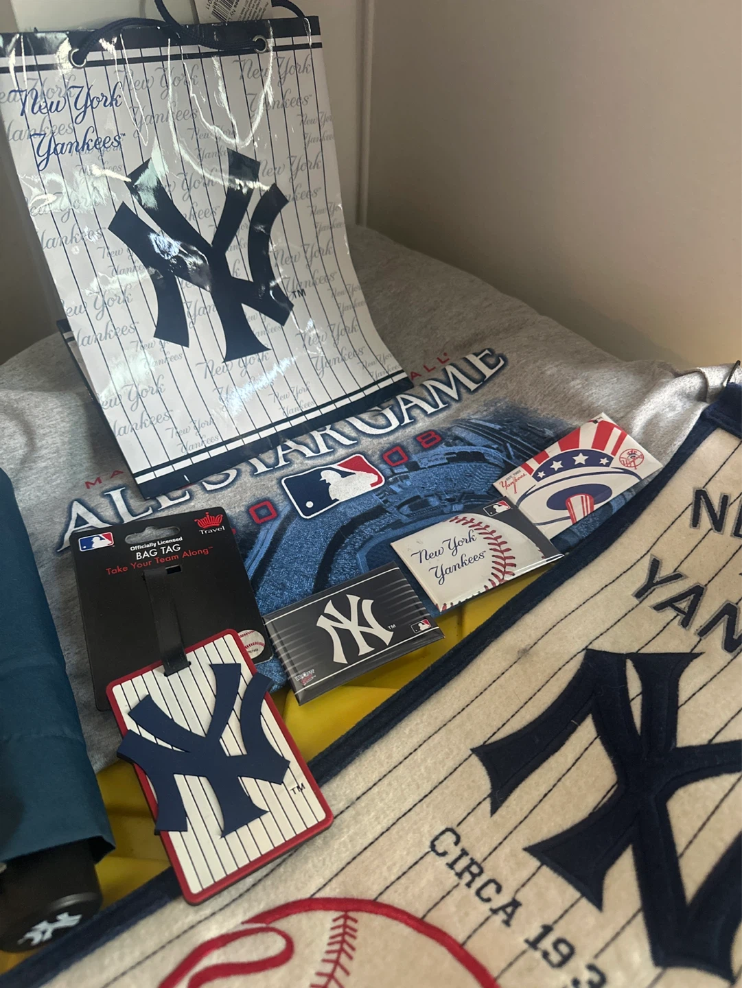 New York Yankees Lot - Cap, Scarf, Magnets, Umbrella & More! - photo 3