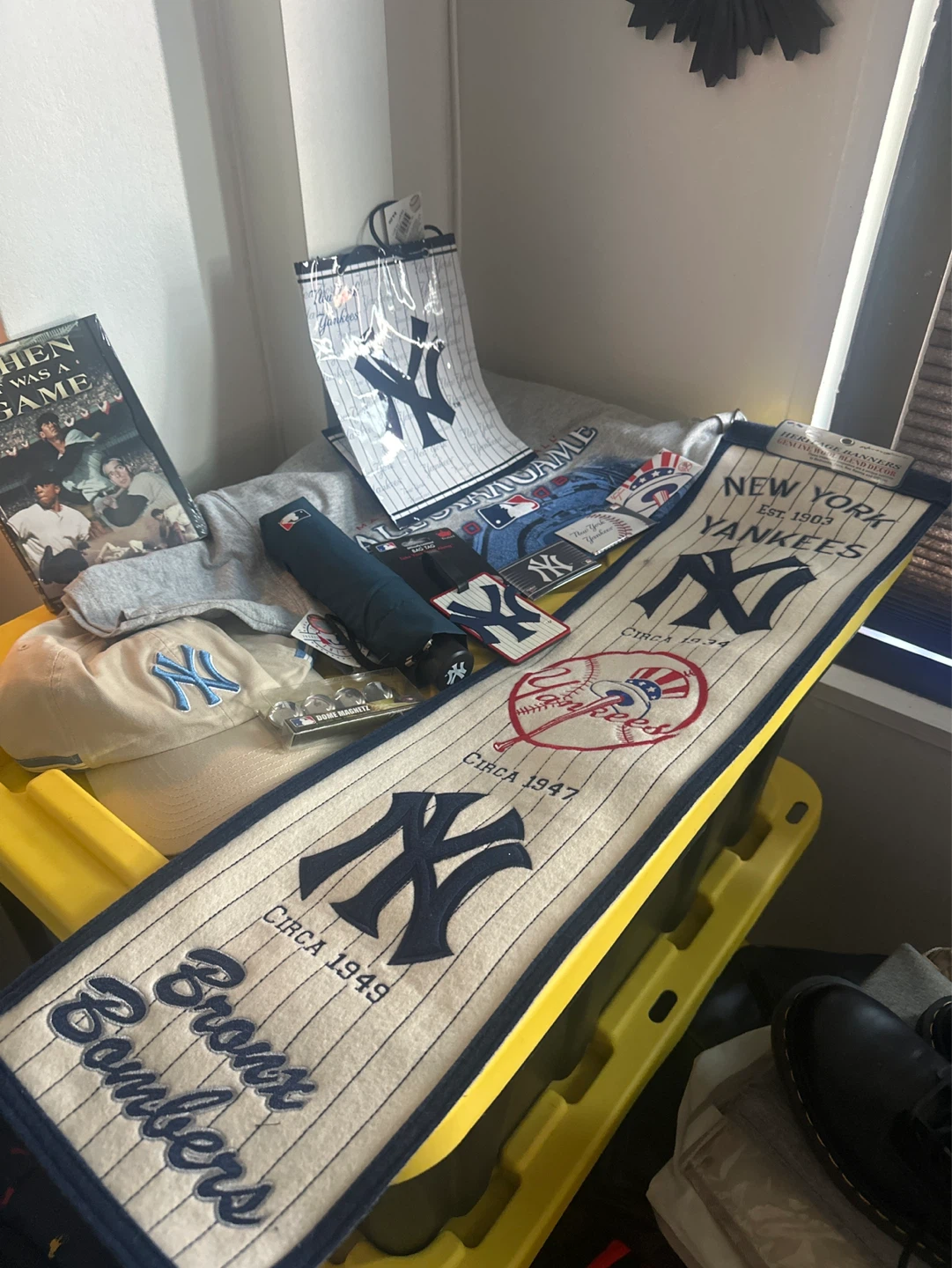 New York Yankees Lot - Cap, Scarf, Magnets, Umbrella & More! - photo 4