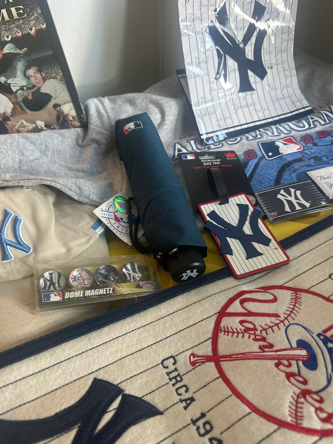 New York Yankees Lot - Cap, Scarf, Magnets, Umbrella & More! - photo 5